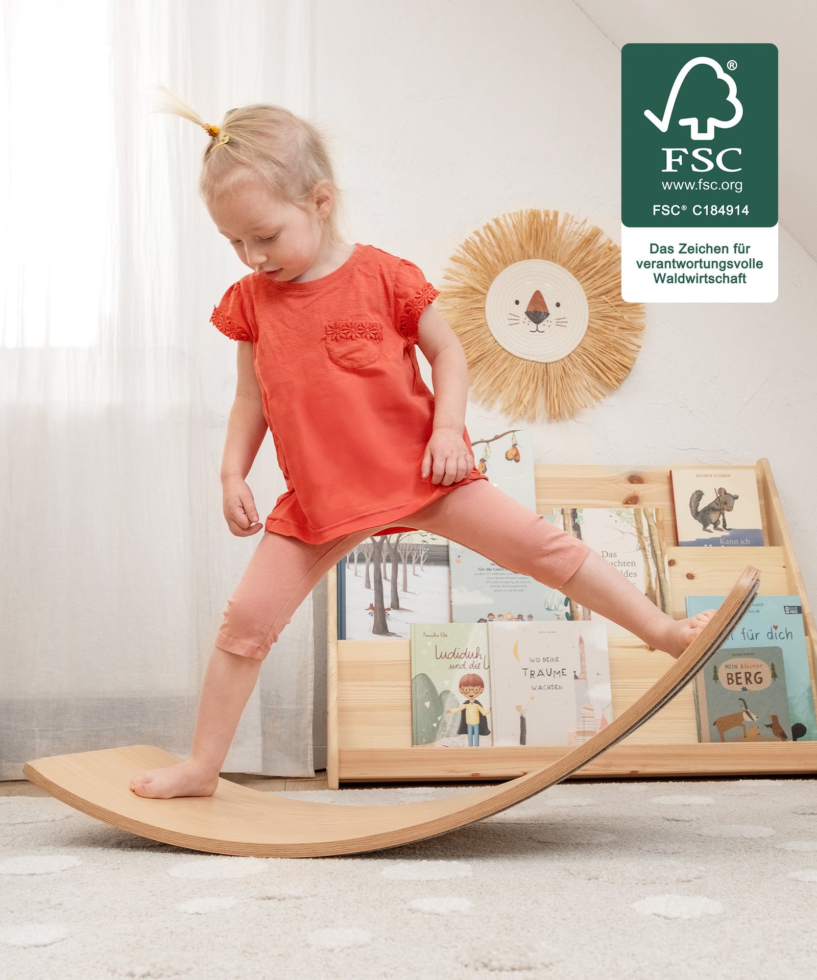 Kind auf Balance-Board aus FSC-zertifiziertem Buchenschichtholz.