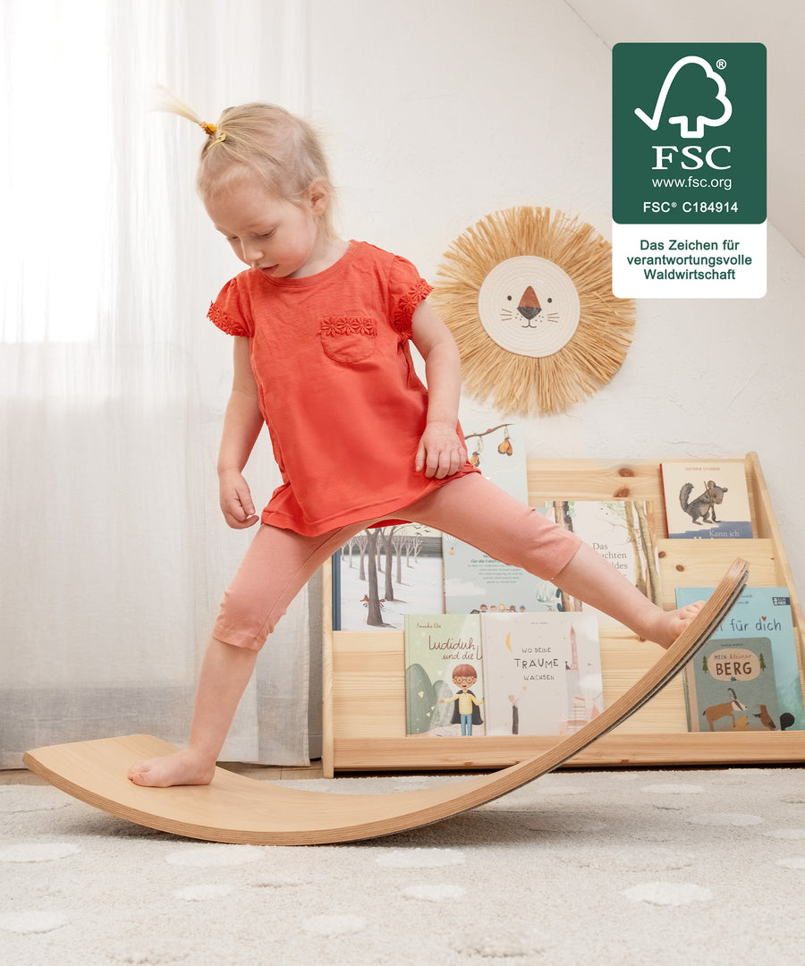 Kind auf Balance-Board aus FSC-zertifiziertem Buchenschichtholz.