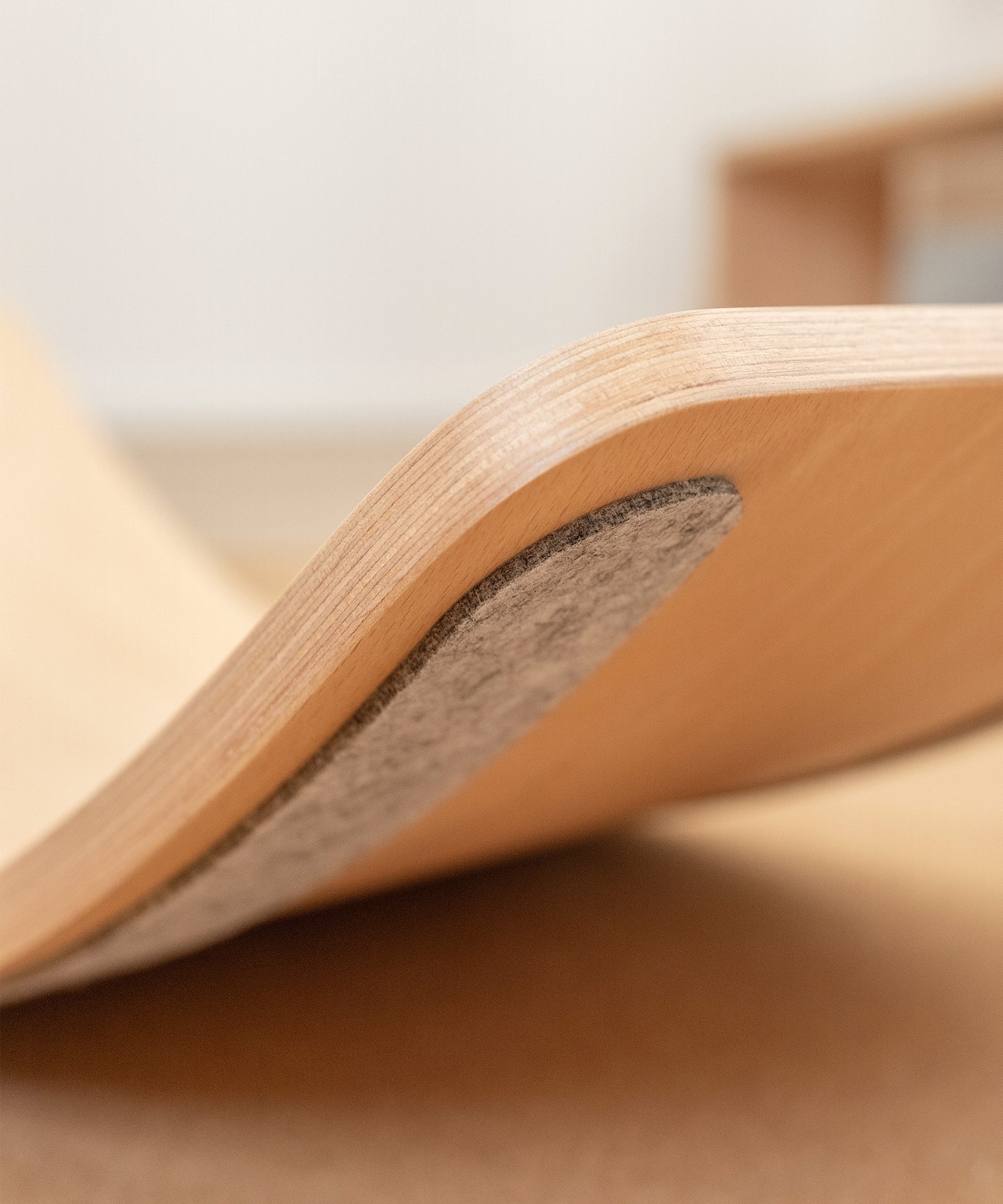 Kratzfest mit Filzstreifen*Die hochwertige Verarbeitung verspricht langlebigen Spielspaß, während die beiliegenden Filzstreifen empfindliche Böden schützen.|Detailaufnahme Balance-Board Filzstreifen.