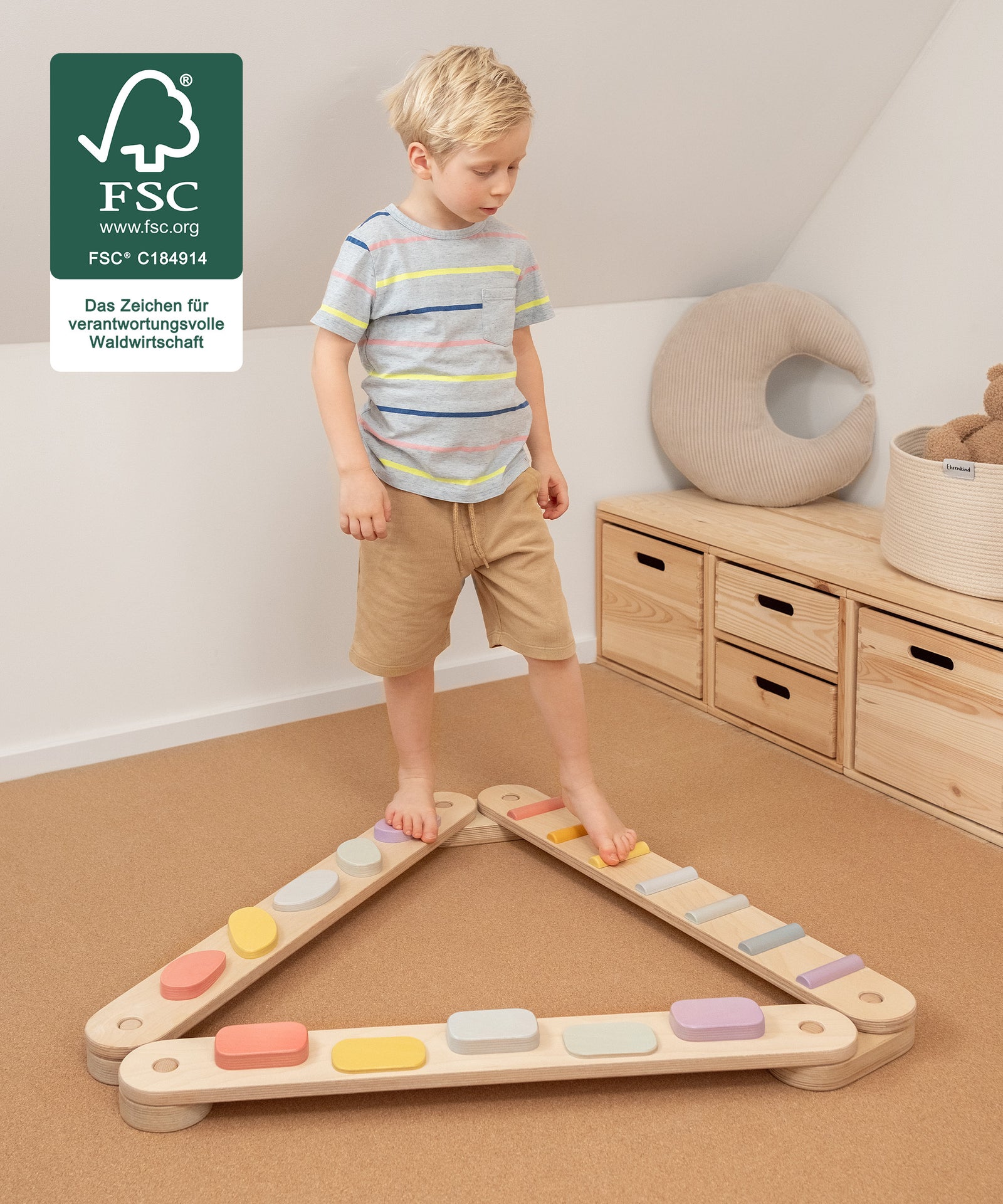 Kind balanciert auf Schwebebalken aus FSC-zertifiziertem Holz von Ehrenkind. 