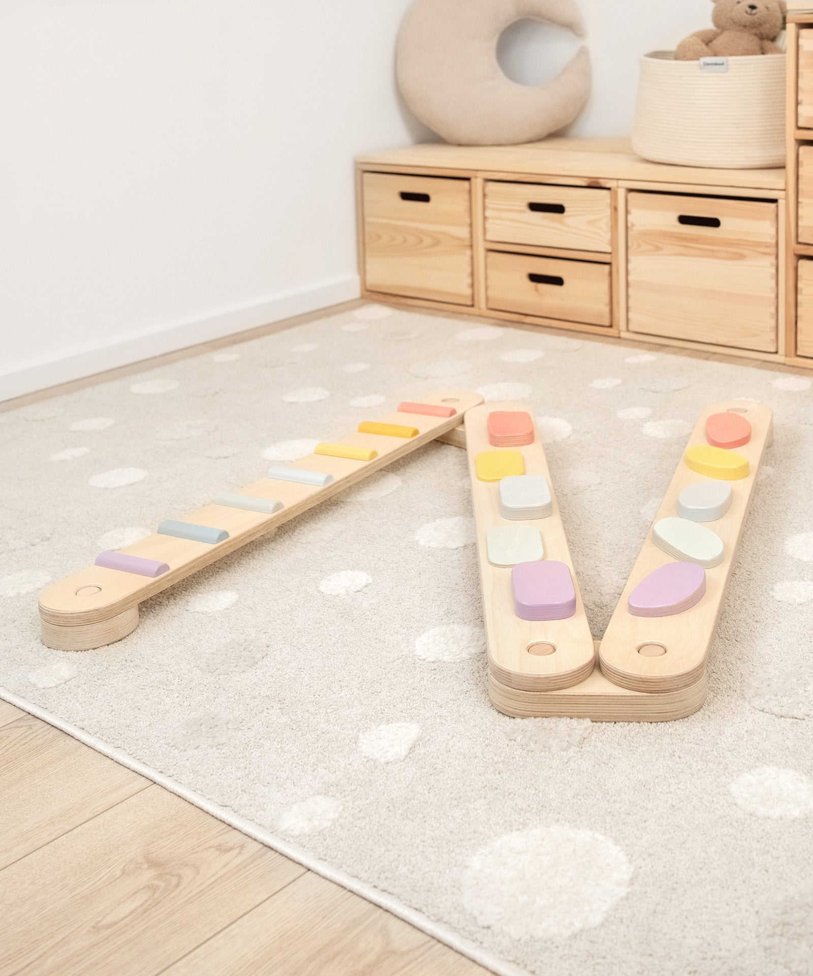Balancierbalken Birke auf Kinderzimmerteppich.
