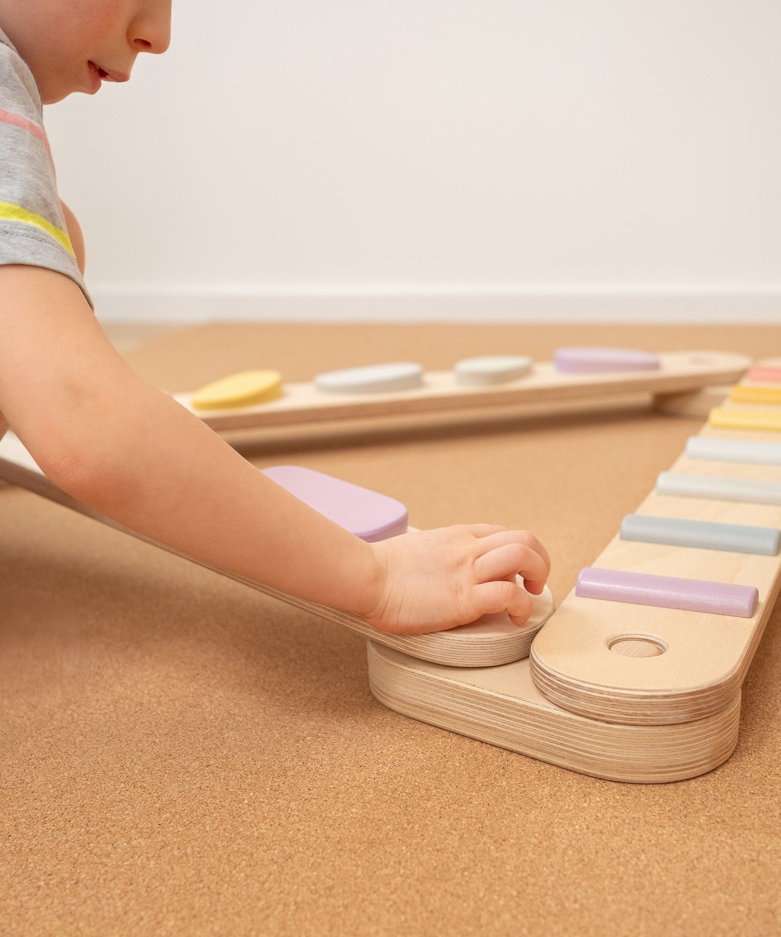 Einfach umbauen & anpassen*Die Module lassen sich leicht verbinden und neu anordnen. Strukturelemente sorgen für kreative und abwechslungsreiche Strecken.|Kind steckt Balancierbalken-Module zusammen.