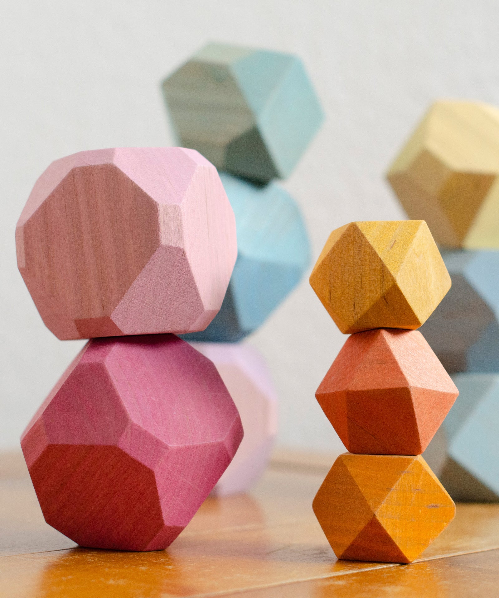 Echte Handarbeit*Die Balanciersteine werden in liebevoller Handarbeit hergestellt. Durch die individuelle Verarbeitung ist jeder Stein ein Unikat.|Nahaufnahme der Balanciersteine in bunt.