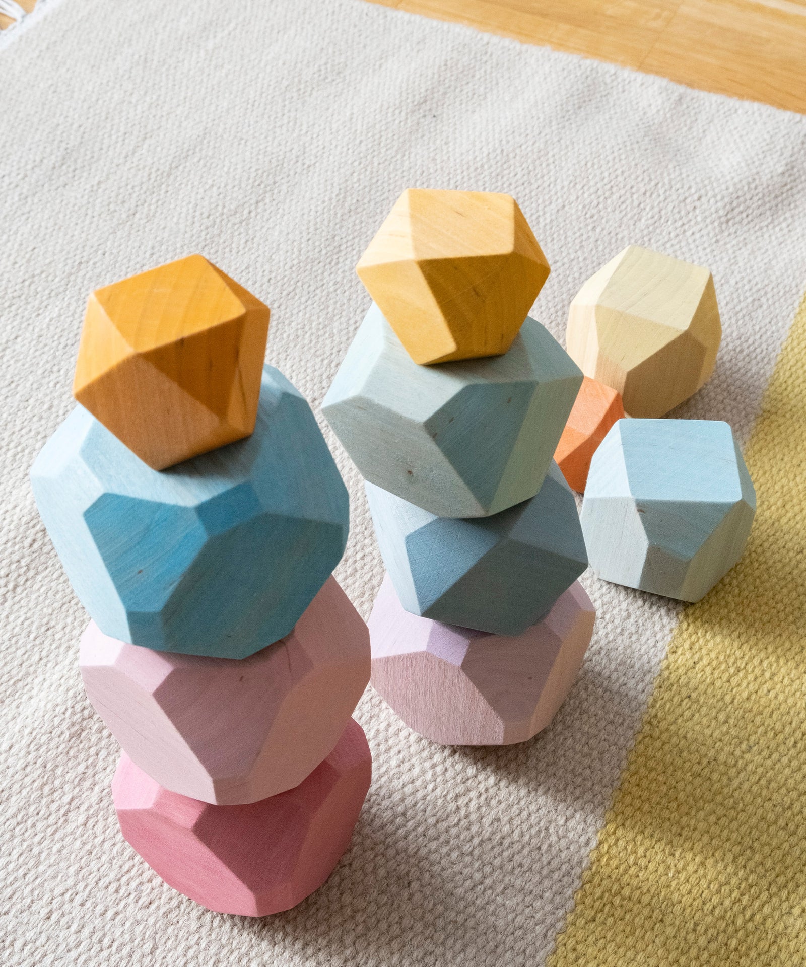 Fantasie & kreatives Spiel*Egal ob sortieren, zählen oder Türme bauen - mit den Balanciersteinen sind der Fantasie keine Grenzen gesetzt.|Türme aus Balanciersteine.