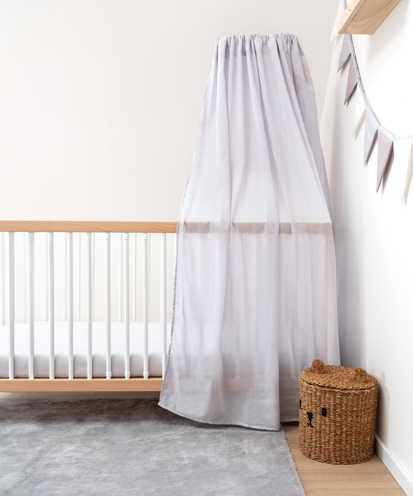 Kindgerechte Gestaltung*Das Set besteht aus zwei Produkten (Baldachin 280 × 145 cm + Wimpelkette 300 cm) und ist speziell für die Bedürfnisse von Babys und Kindern entwickelt.|Halbtransparenter Baldachin in Hellgrau wertet jedes Kinderbett auf.