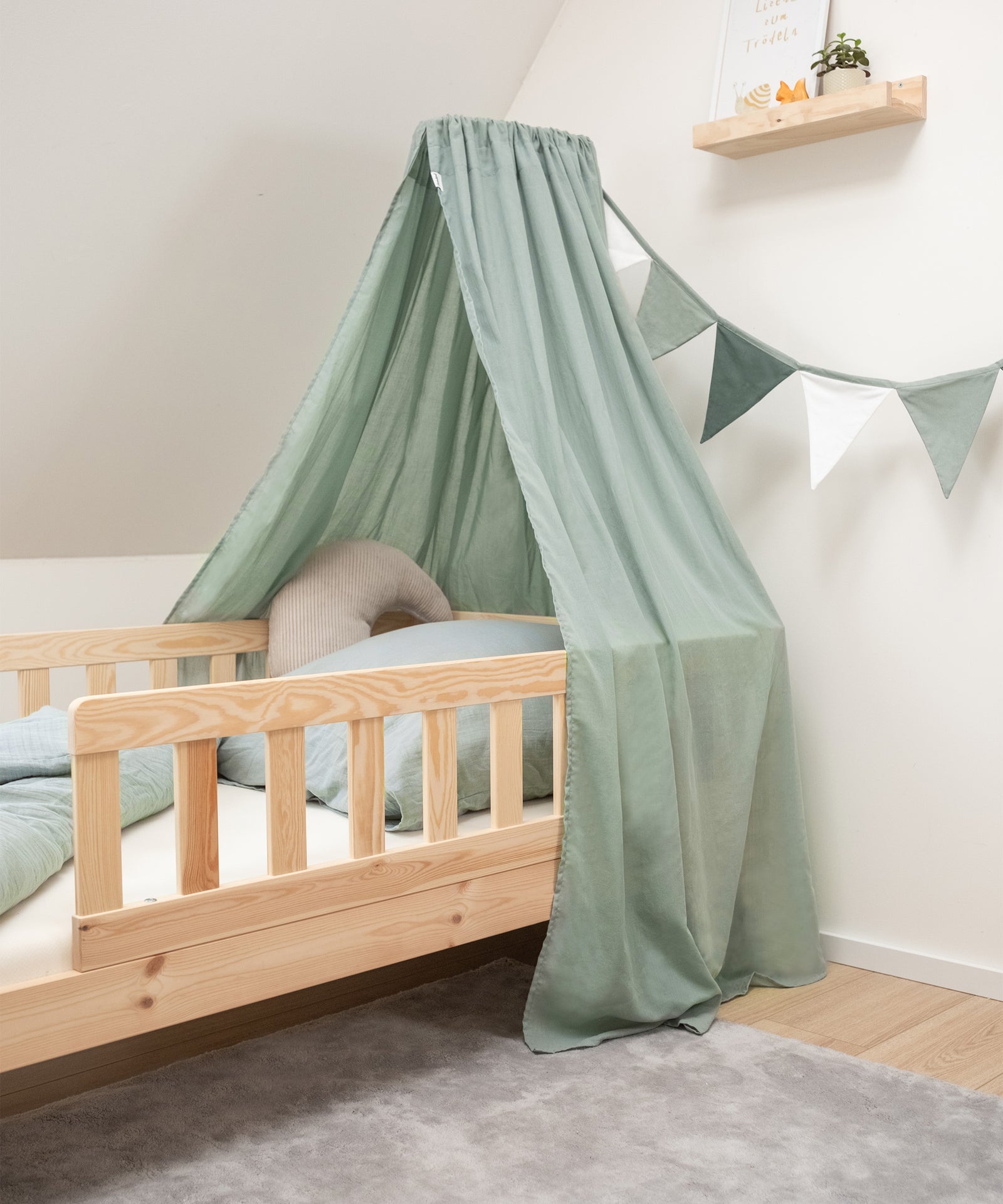 Vielfältig einsetzbar*Das Set kann vielfältig eingesetzt werden,zum Beispiel über einem Stubenwagen, einer Wiege, Babybett oder Kinderbett.|Kinderbett mit Baldachin in Jade dekoriert.