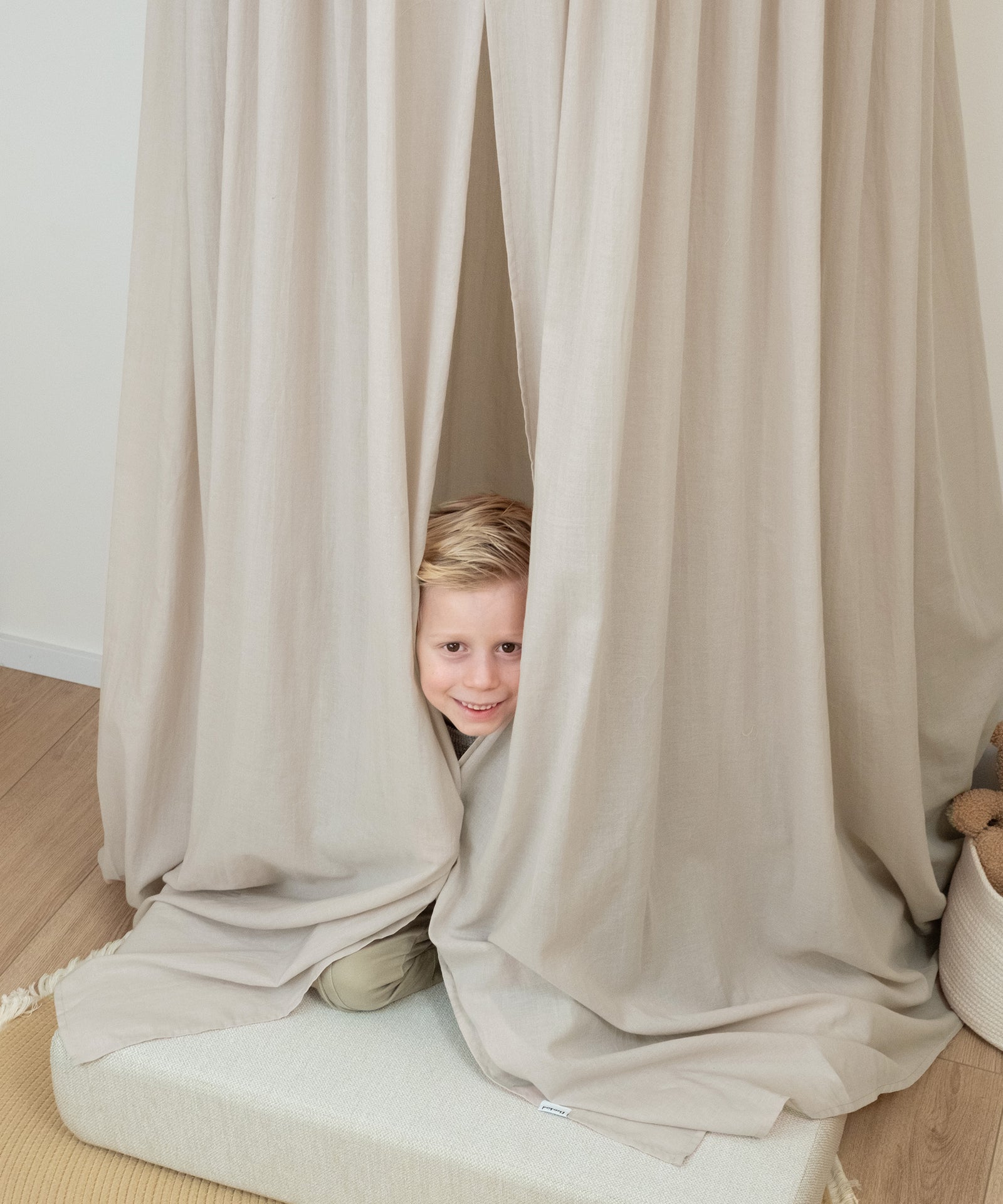 Beiger Baldachin als Spielecke für Kinder.