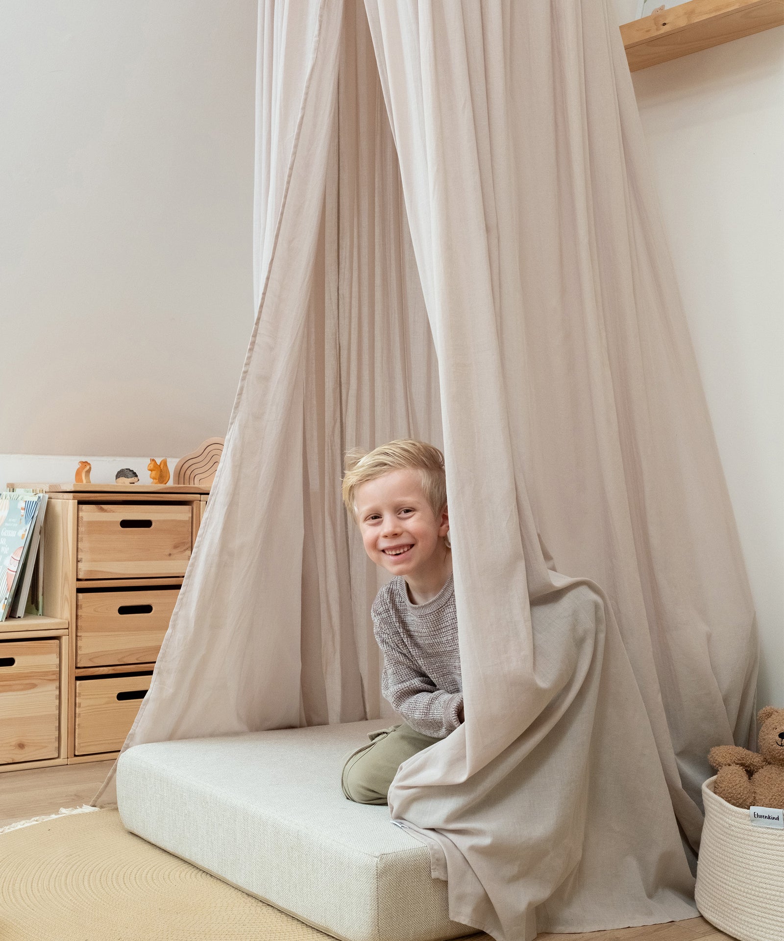 Zeitloses Design*Das schlichte Design ist dekorativ und bleibt auch außerhalb des Kinderzimmers ein langlebiges Highlight für jeden Raum.|Beiger Baldachin als Spiel- und Rückzugsort im Kinderzimmer.