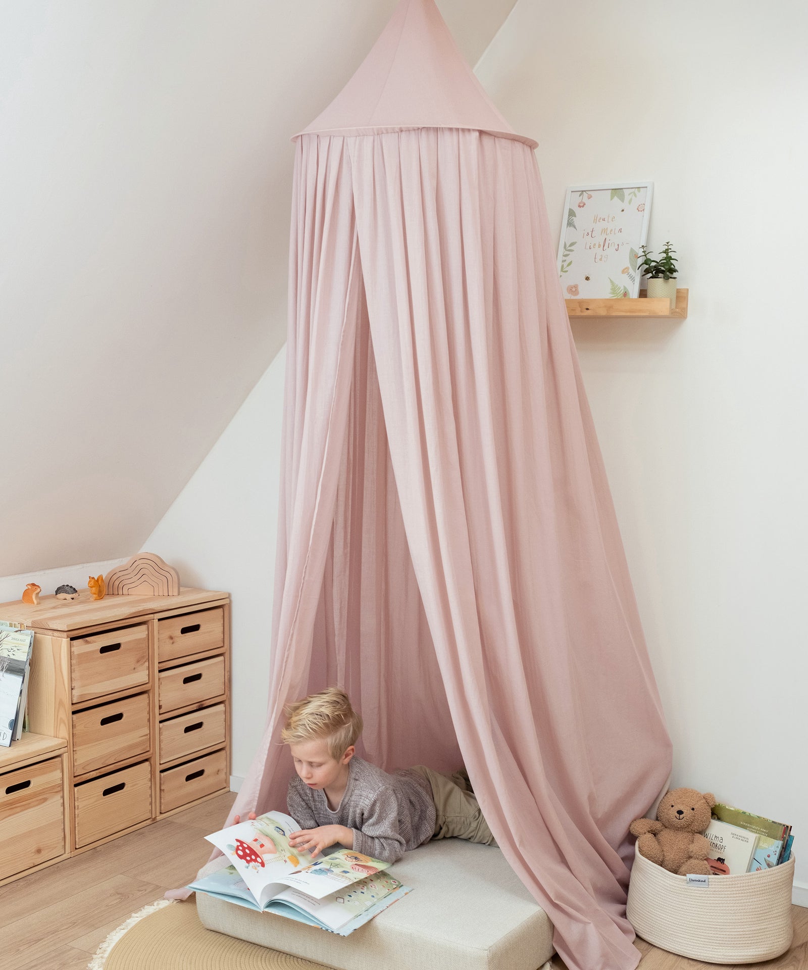 Ein gemütlicher Rückzugsort*Der Baldachin schafft eine ruhige, gemütliche Atmosphäre und sorgt mit luftiger Baumwolle für Geborgenheit im Kinderzimmer.|Baldachin in Rosa als gemütliche Leseecke im Kinderzimmer.