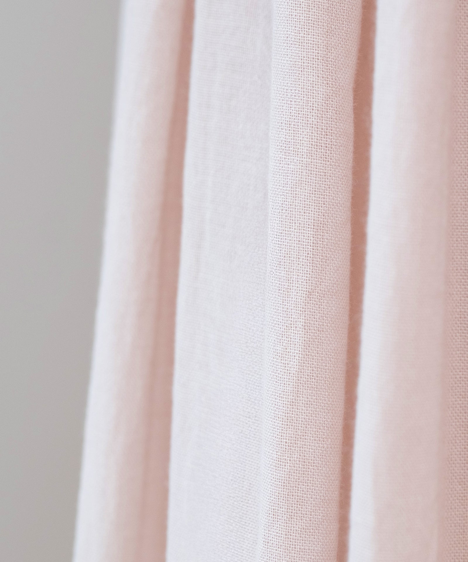 Hochwertige Materialien*Aus OEKO-TEX® STANDARD 100 zertifizierter Baumwolle gefertigt, ist der Baldachin sanft zur Haut, atmungsaktiv und sicher.|Nahaufnahme des Baldachin-Stoffs in zartem Rosa.