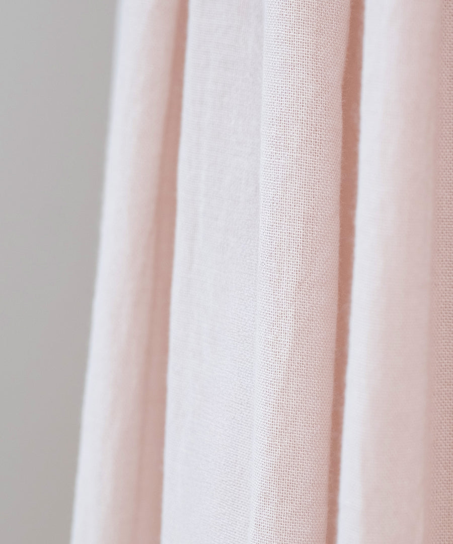 Hochwertige Materialien*Aus OEKO-TEX® STANDARD 100 zertifizierter Baumwolle gefertigt, ist der Baldachin sanft zur Haut, atmungsaktiv und sicher.|Nahaufnahme des Baldachin-Stoffs in zartem Rosa.
