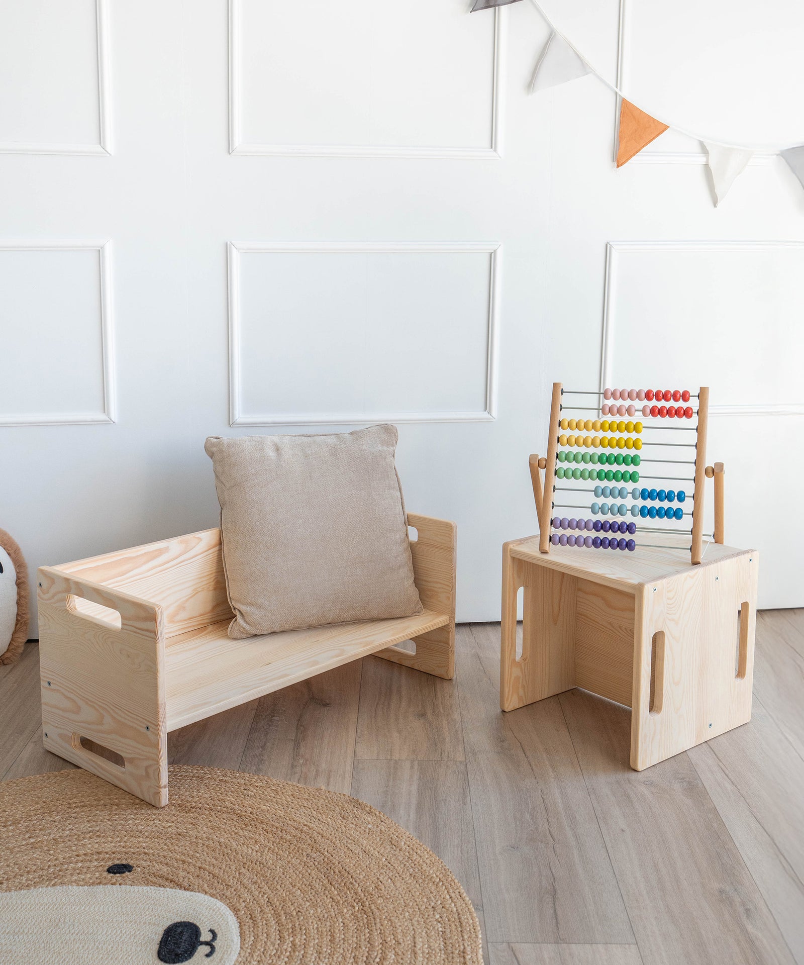 Praktische Wendemöbel*Als Bank, Hocker oder Tisch: Unsere Wendemöbel sind die idealen, mitwachsenden Spielmöbel - egal, wie du sie drehst!|Hocker und Bank im Kinderzimmer.