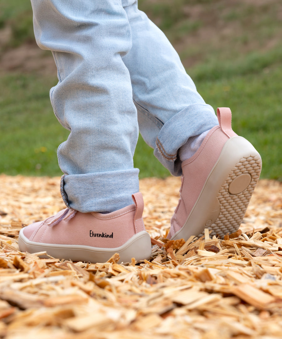 Leicht durch den Alltag*Mit flexibler Sohle und viel Platz im Zehenbereich schenken unsere Barfußschuhe ein natürliches Laufgefühl – fast wie barfuß!| Kind trägt die Barfußschuhe in Rosé.