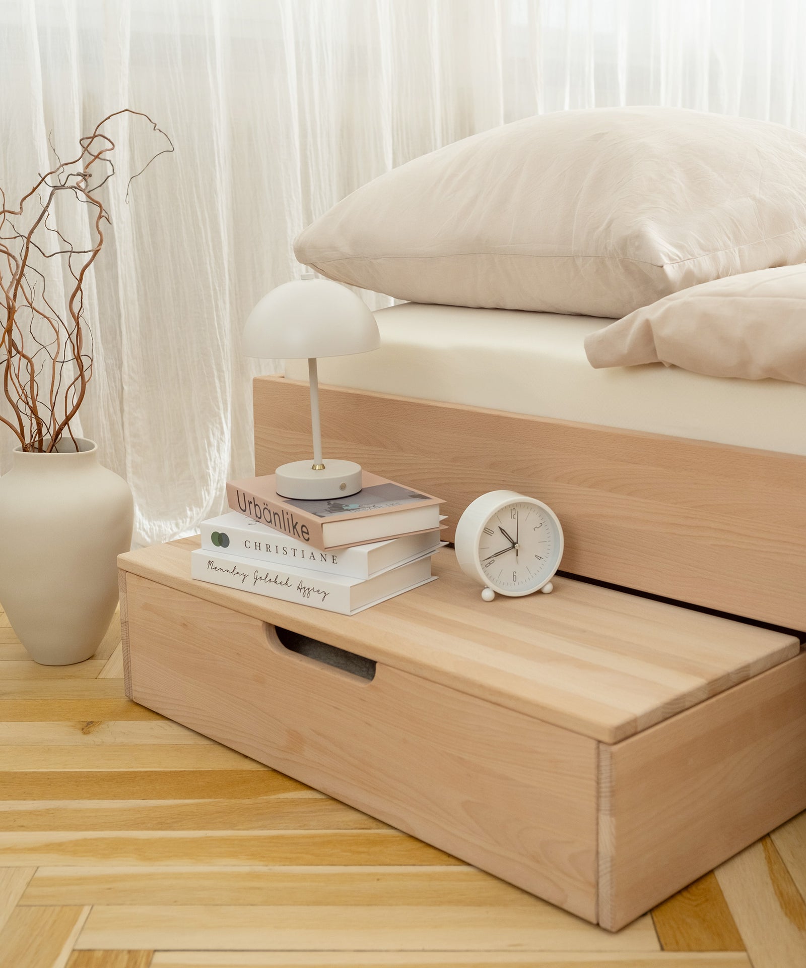 Praktische Ablage*Mit der Ablage im minimalistischen Design kannst du die Bettschublade kinderleicht in ein funktionales Nachttischchen verwandeln.|Die passende Ablage zu den Plano Buche Betten. 