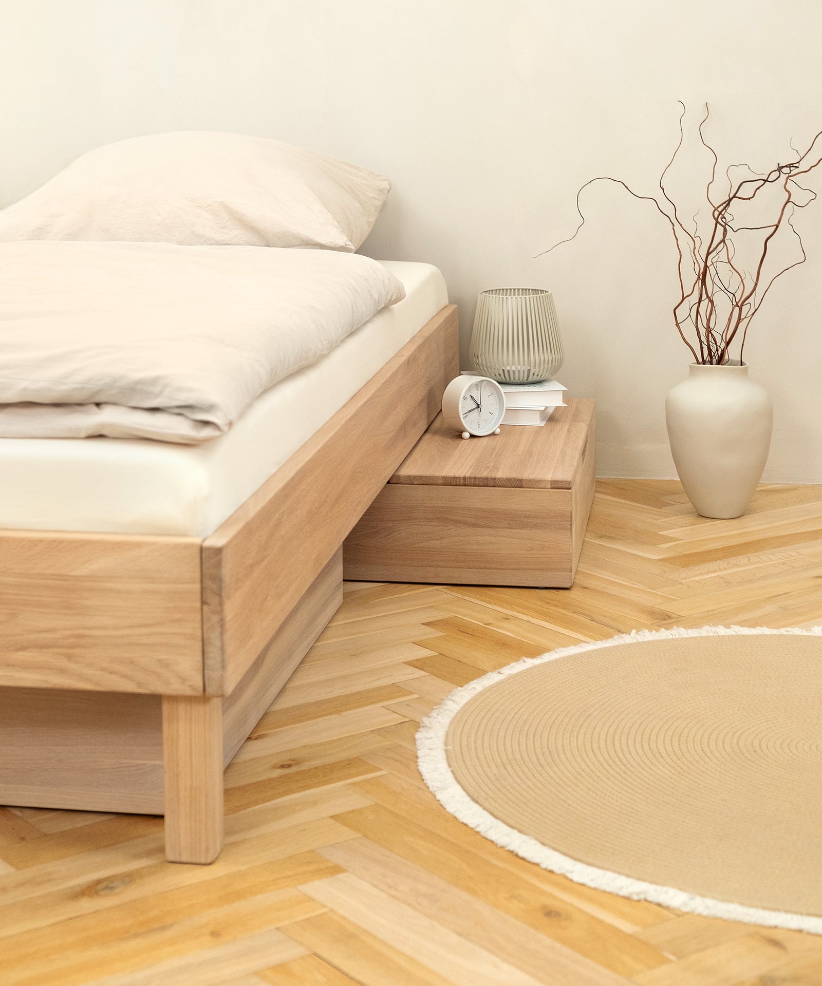 Praktische Ablage*Mit der Ablage im minimalistischen Design kannst du die Bettschublade kinderleicht in ein funktionales Nachttischchen verwandeln.|Die passende Ablage zu den Plano Eiche Betten. 