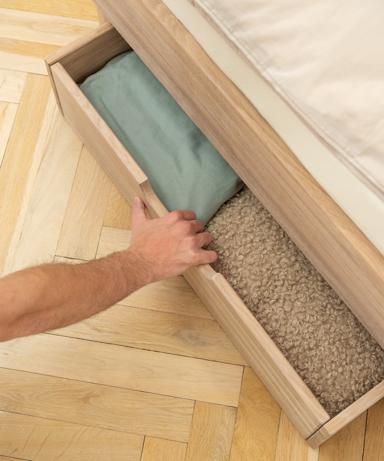 Kinderleicht aufgeräumt*Praktisch: Die optional erhältliche Doppelschublade bietet zusätzlichen Stauraum für Bettwaren, Kleidung & Co.|Passende Schubladen zu den Eiche Betten Plano. 