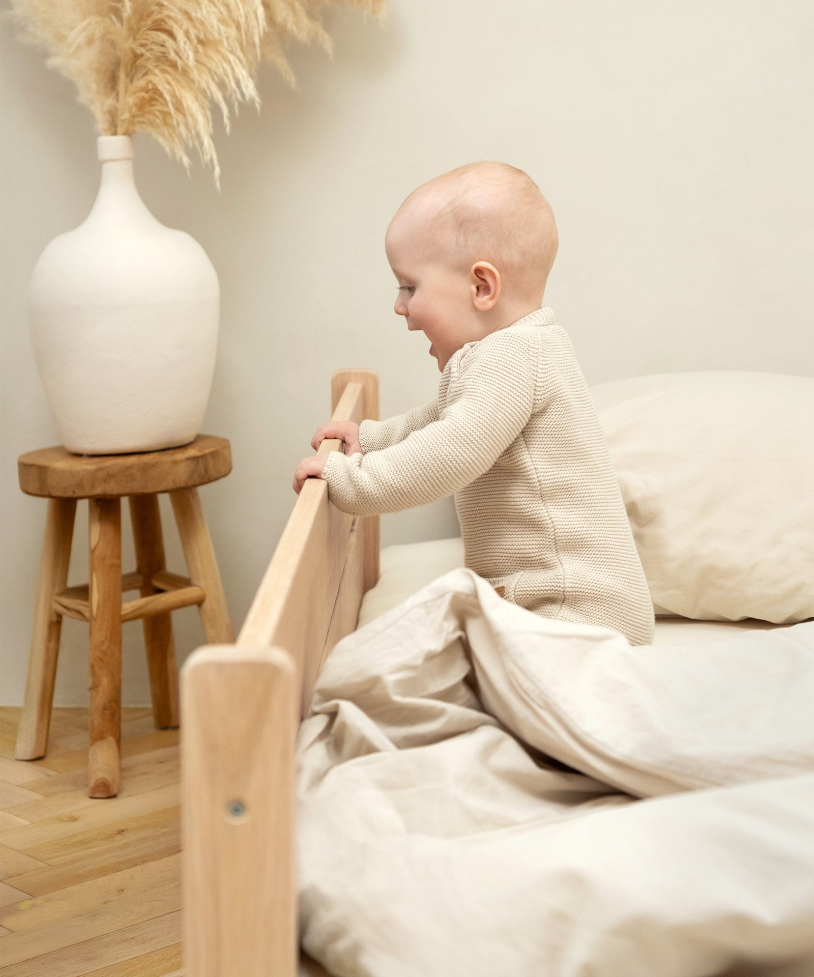 Optionaler Rausfallschutz*Der Rausfallschutz bietet extra Sicherheit. Er kann flexibel an der Seite oder am Fußende angebracht werden.|Rausfallschutz ist an dem Fußende angebracht.