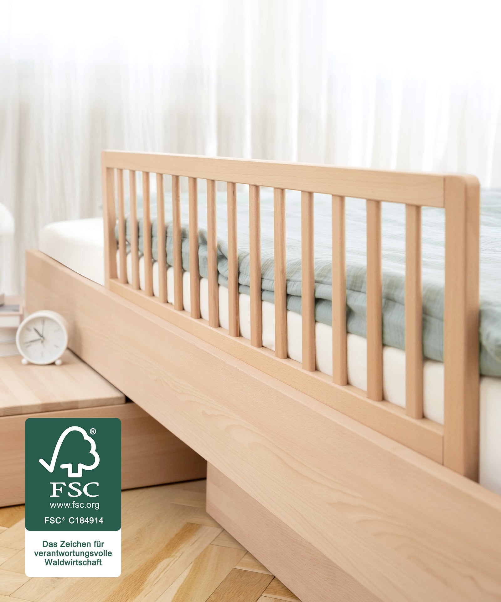 In zwei Farben & zwei Größen*Ganz nach deinem Geschmack: Der Rausfallschutz ist weiß lackiert oder naturbelassen sowie in zwei Breiten erhältlich.|FSC-zertifizierter Rausfallschutz Natur an Kinderbett.