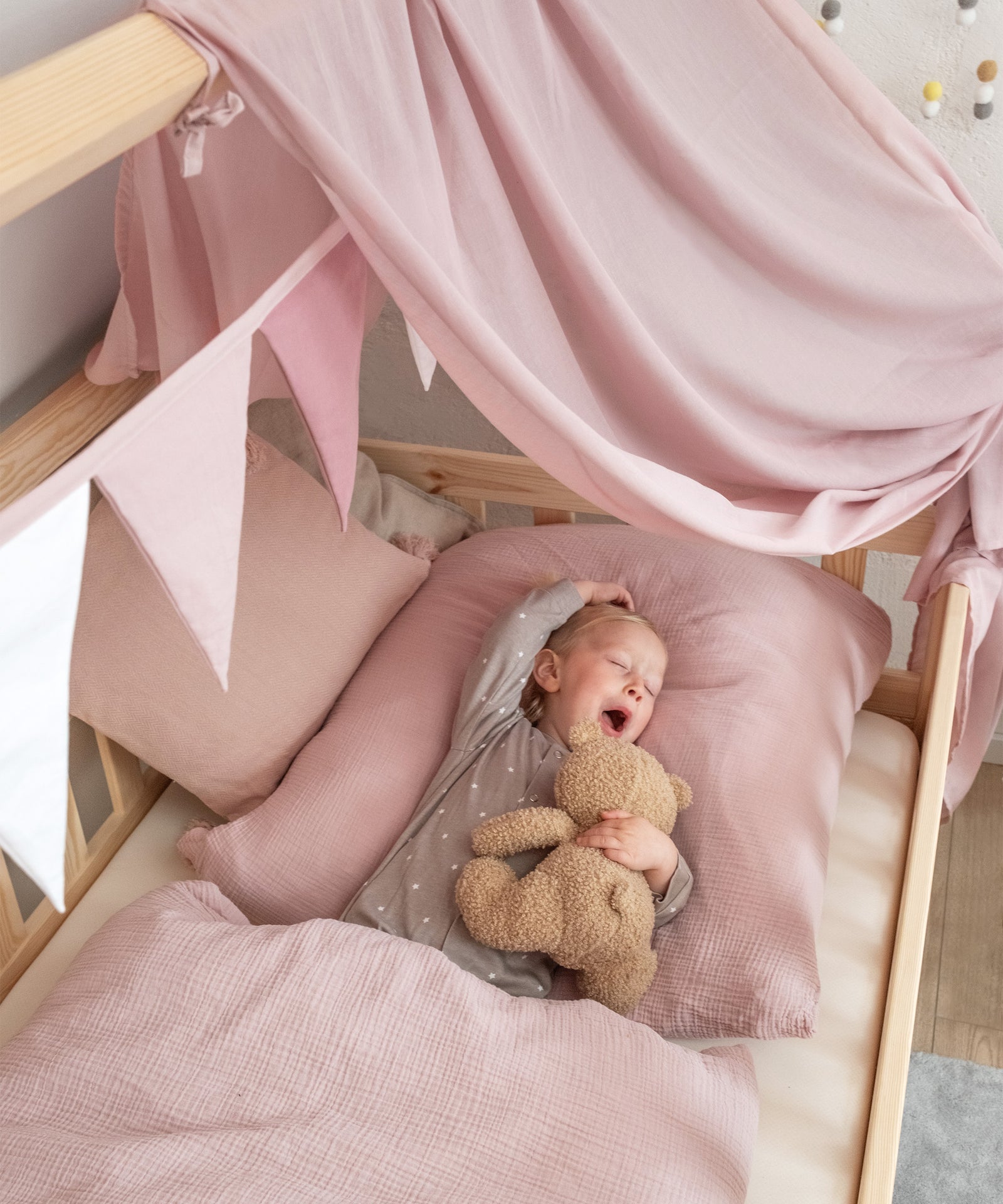 Der Betthimmel sorgt für eine angenehme und ruhige Schlafumgebung.