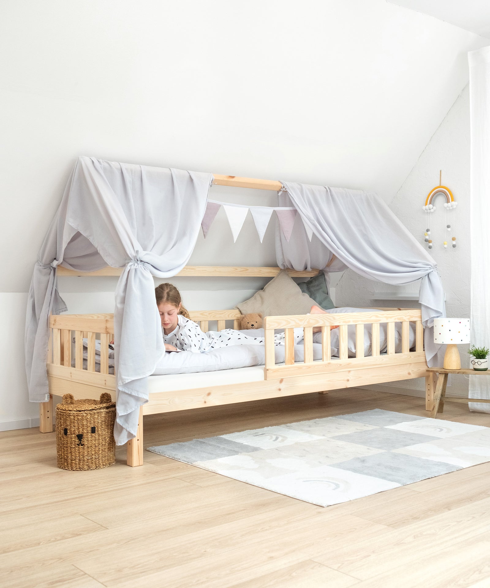 Vom Hausbett zum Himmelbett mit dem Deko-Set von Ehrenkind.