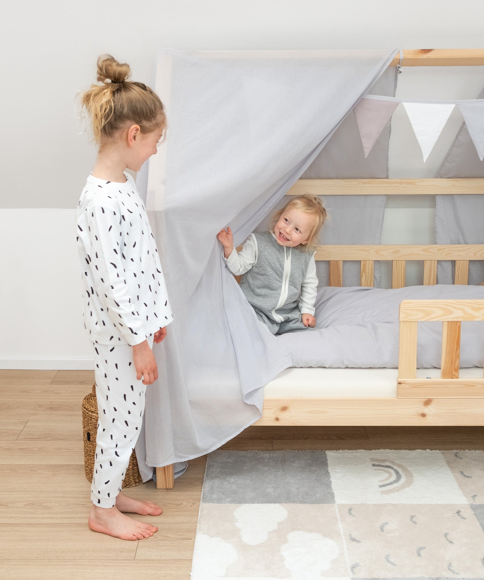 Betthimmel und Wimpel sorgen für einen kreativen Touch im Kinderzimmer. Das beflügelt die Fantasie beim Spielen & Tagträumen.