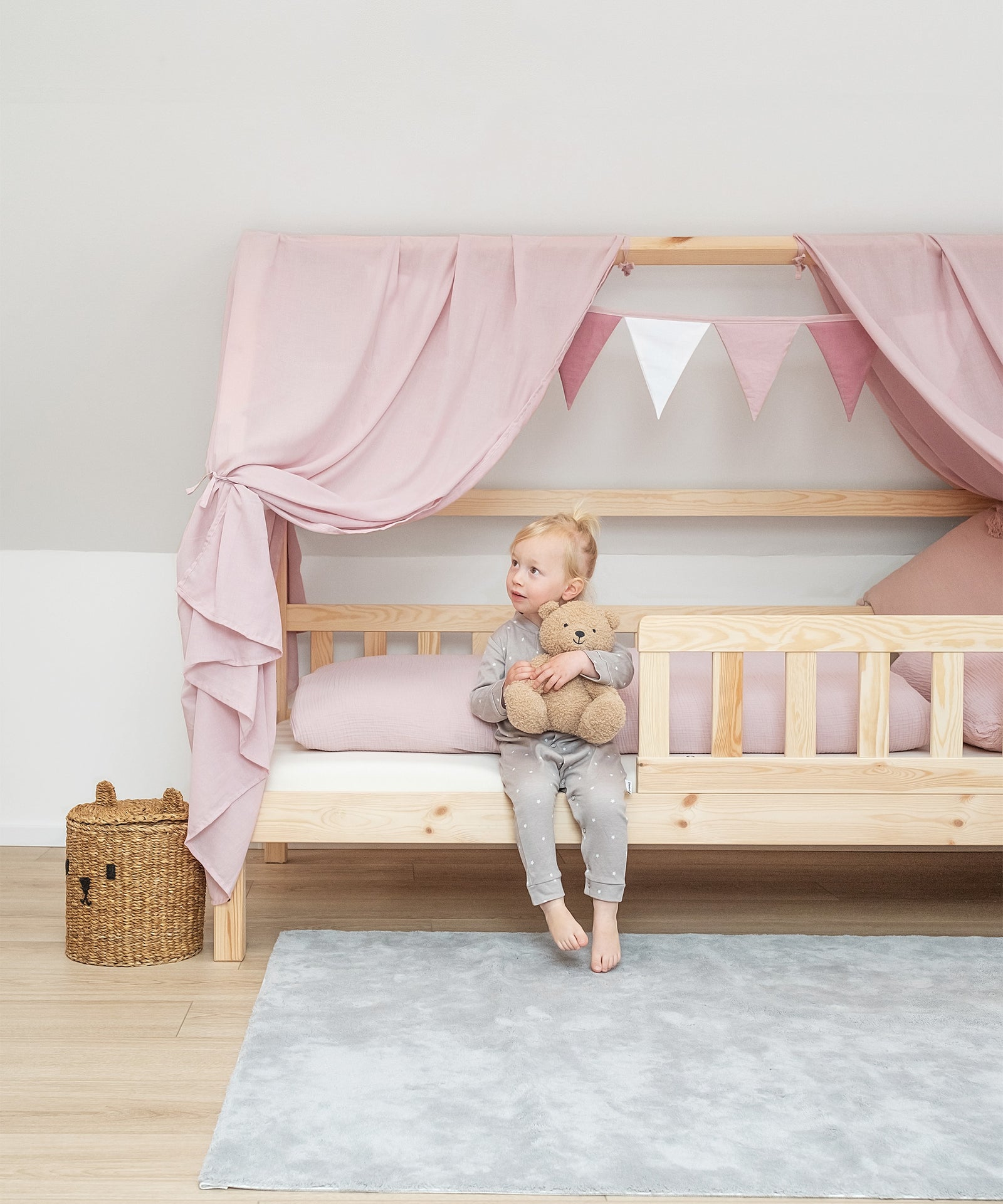 Aus Hausbett wird Himmelbett! Das Dekorations-Set Betthimmel verwandelt das Kinderzimmer in einen gemütlichen Spiel- & Schlafort.