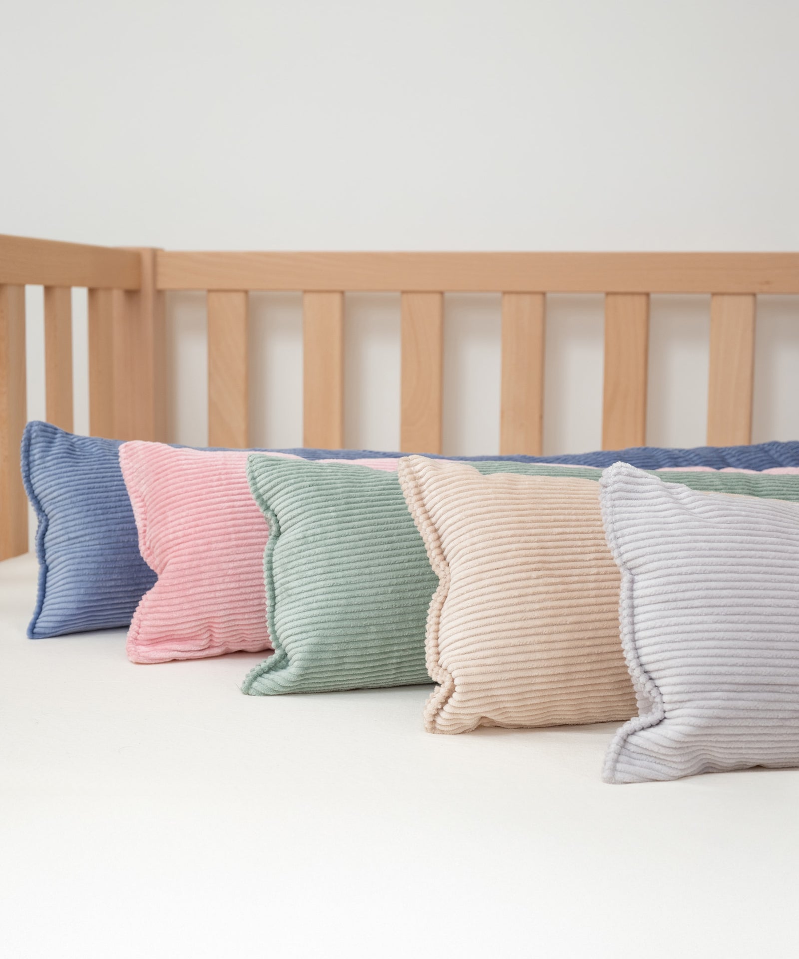 Weicher Cord in sanften Farben*Der strukturierte Cordstoff fühlt sich weich an & passt in fünf dezenten Farben perfekt zu jeder Einrichtung.|Bettschlange Cord in fünf verschiedenen Farben.