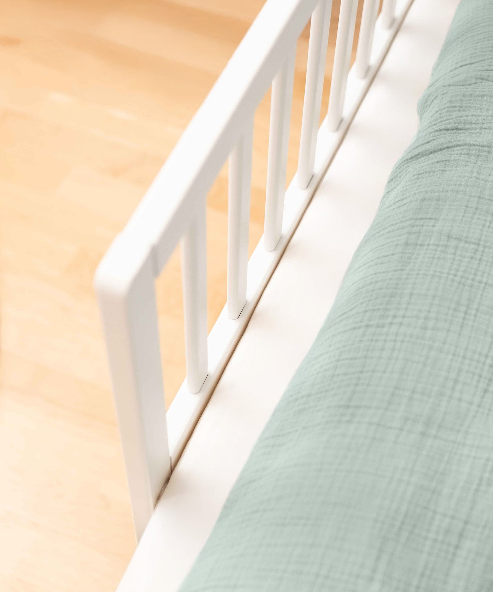 Massives Buchenholz*Für die Herstellung verwenden wir ausschließlich FSC®-zertifiziertes Buchenholz aus nachhaltiger Forstwirtschaft.|Nahaufnahme Rausfallschutz Weiß in Kinderbett.