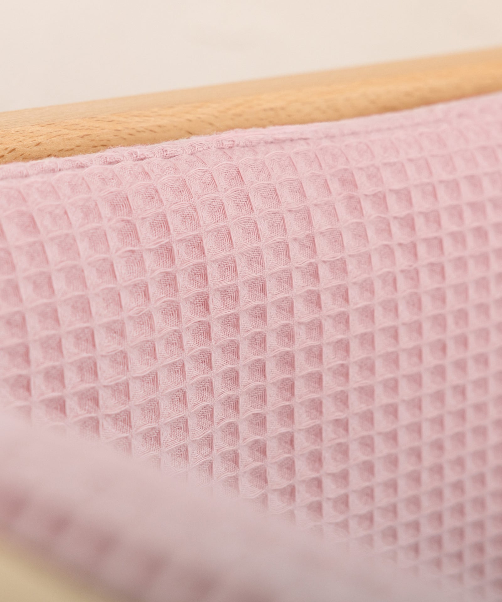 Strukturierter Waffelpiqué*Der Oberstoff aus 100 % hochwertiger Bio-Baumwolle ist atmungsaktiv und besonders sanft zur Haut.|Strukturierter Waffelpiqué aus Bio-Baumwolle im Detail.