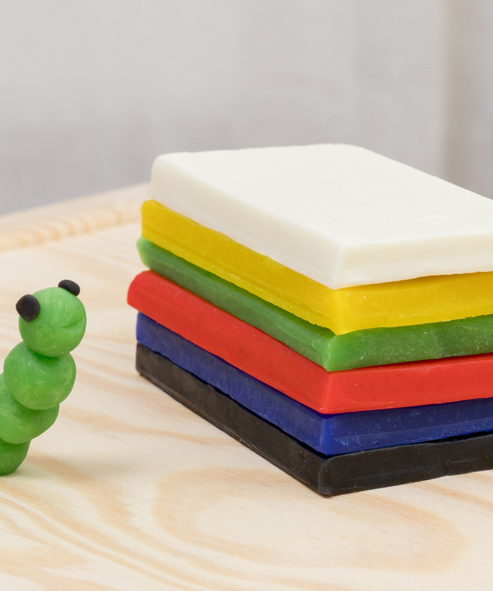 Natur pur in 6 tollen Farben*Durch ihre 100% natürlichen Inhaltsstoffe hat die Knetmasse in leuchtenden Farben eine angenehme & geschmeidige Haptik.| Das Set besteht aus den Farben weiß, gelb, grün, rot, blau und schwarz.