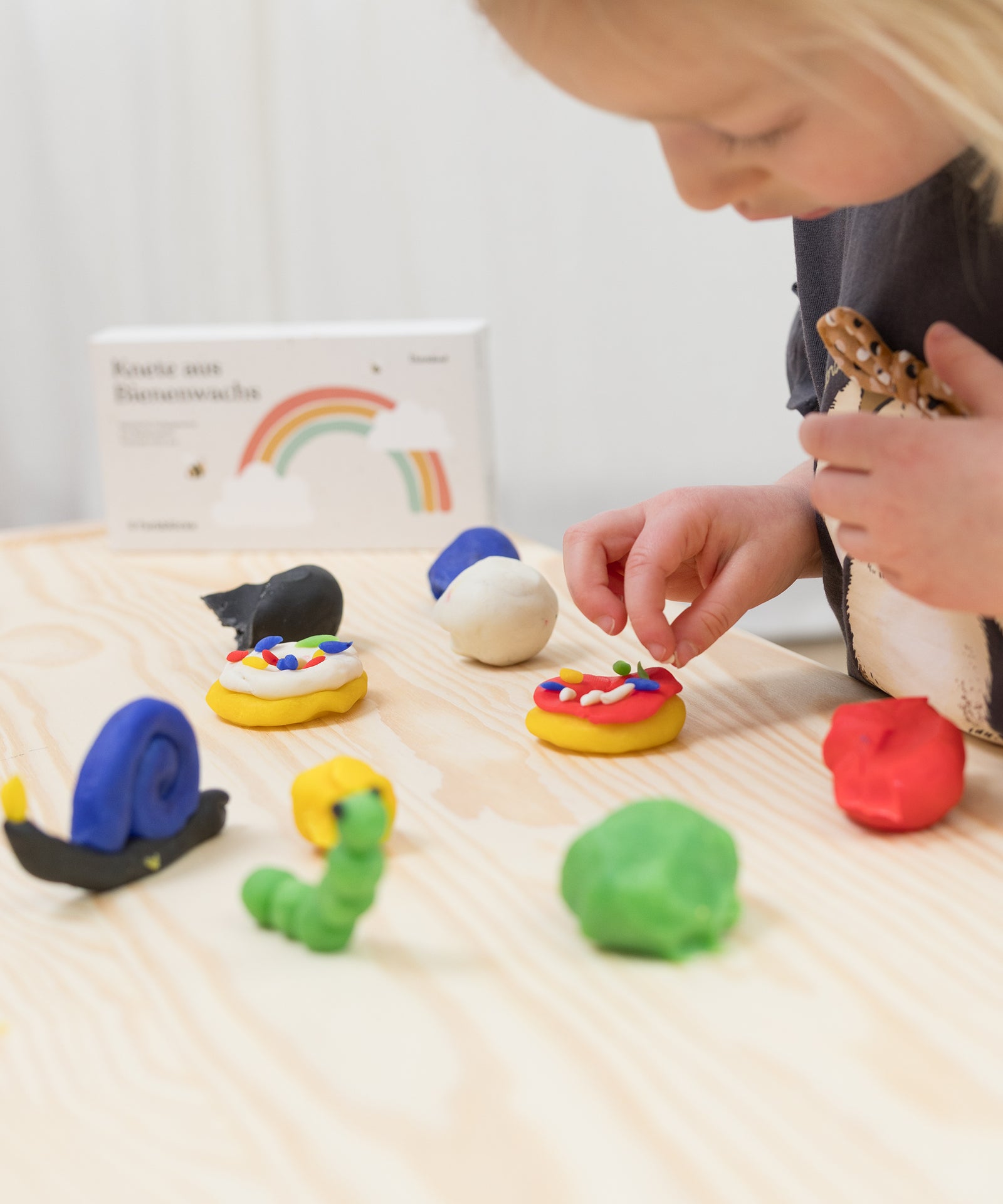 Fördert Kreativität & Motorik*Kneten regt die Fantasie an und fördert ganz spielerisch die Feinmotorik und Hand-Augen-Koordination.| Mädchen knetet feine Figuren.