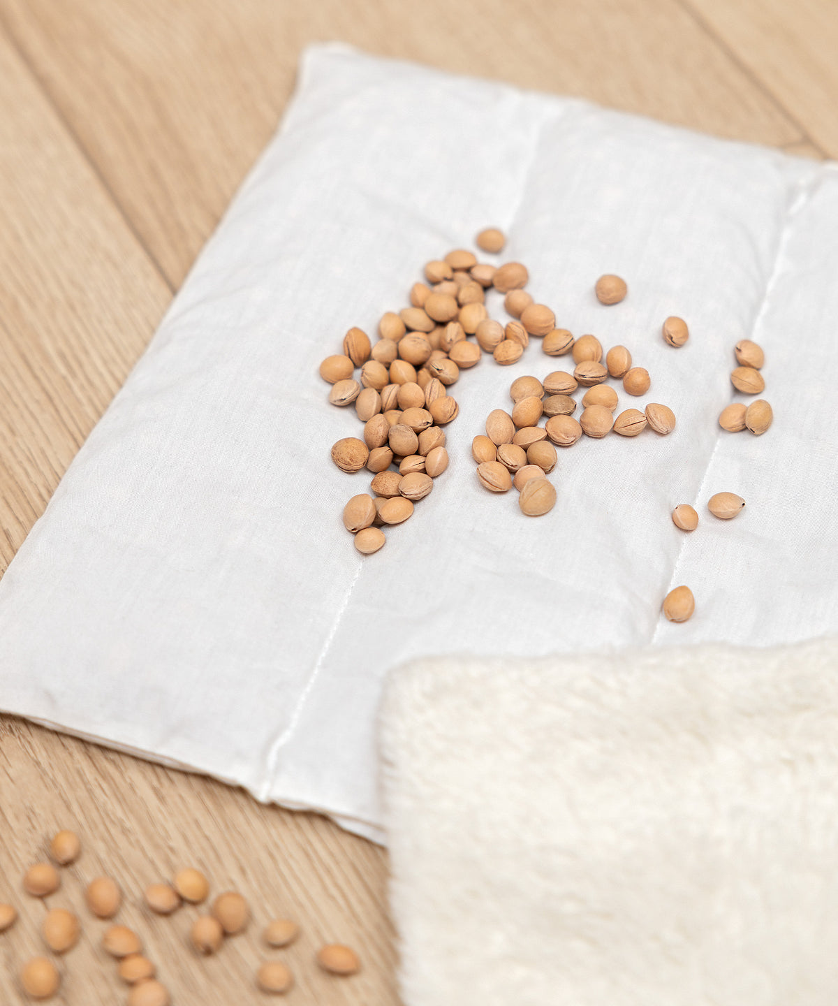 Natürliches Wärmekissen mit Kirschkernfüllung, speichert Wärme gleichmäßig und wohltuend.