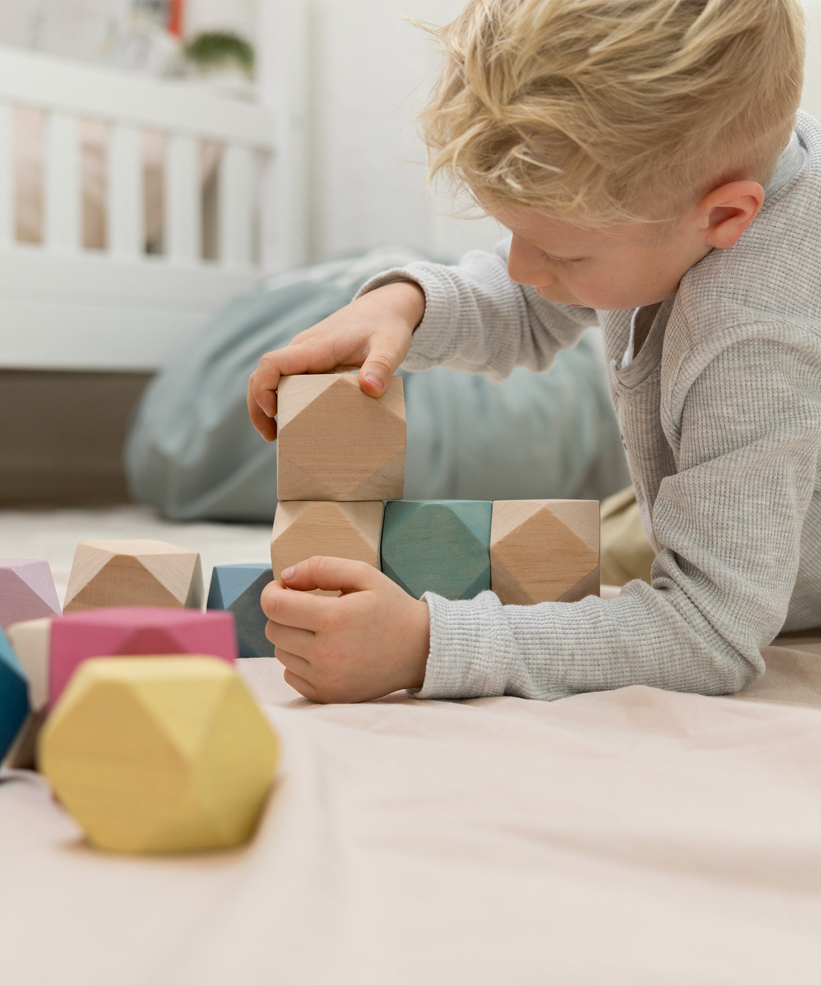 Kind spielt auf dem Spielteppich.