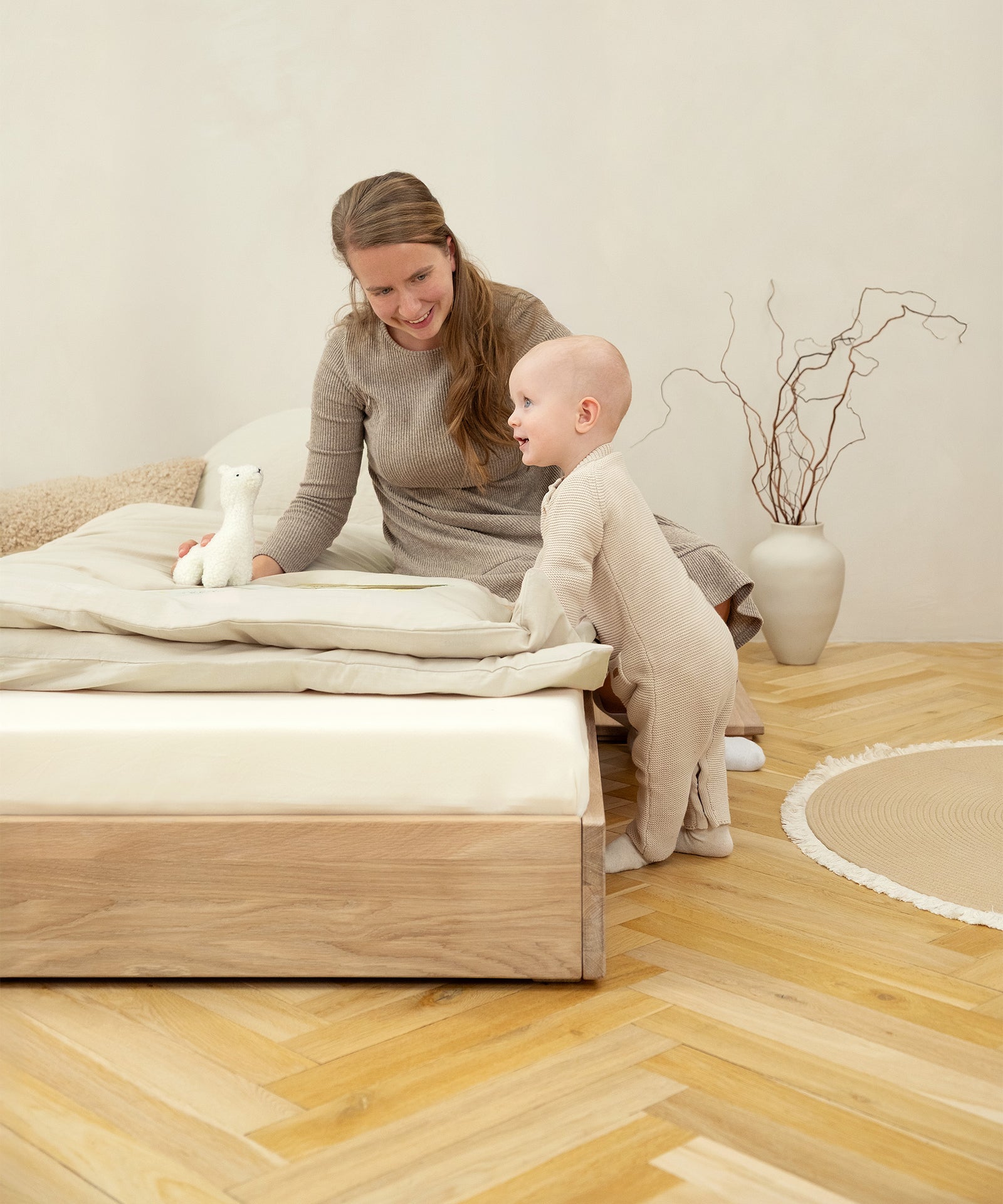 Bodenbett als ideale Höhe mit Kleinkindern.
