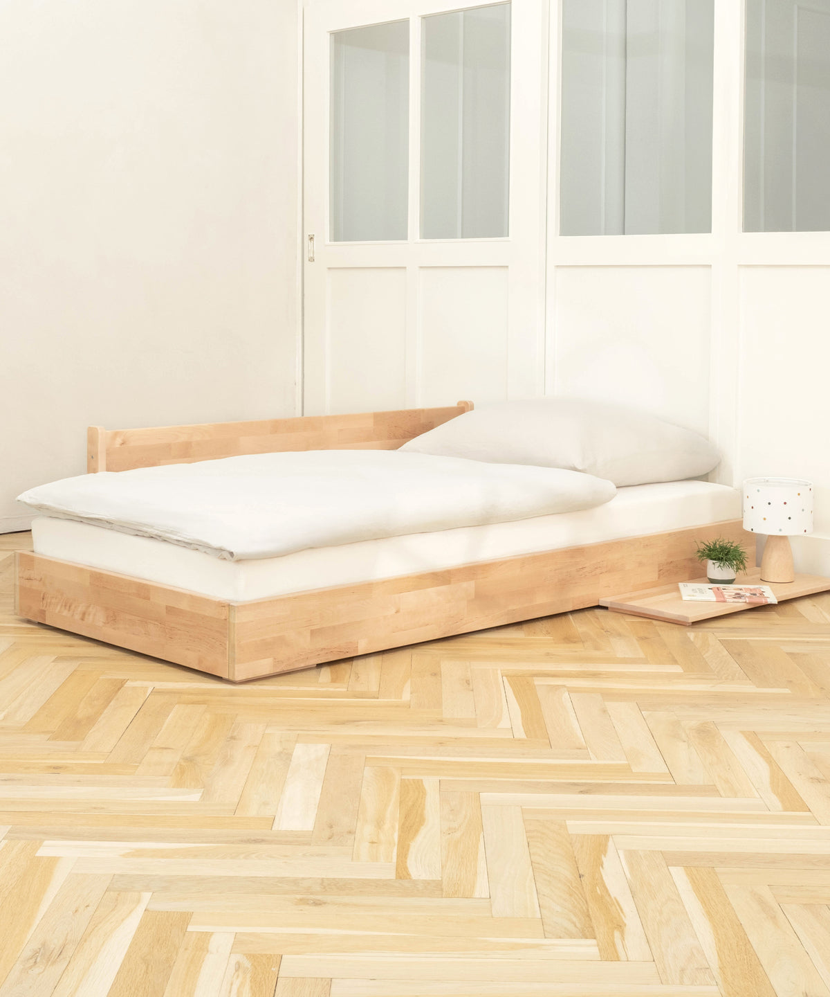 Standard oder tief? Wie du willst!*Das durchdachte Design macht's möglich: Du kannst das Einzelbett ganz nach Belieben bodentief oder in Standardhöhe aufbauen.| Einzelbet Plano Birke Bodentief aufgebaut.