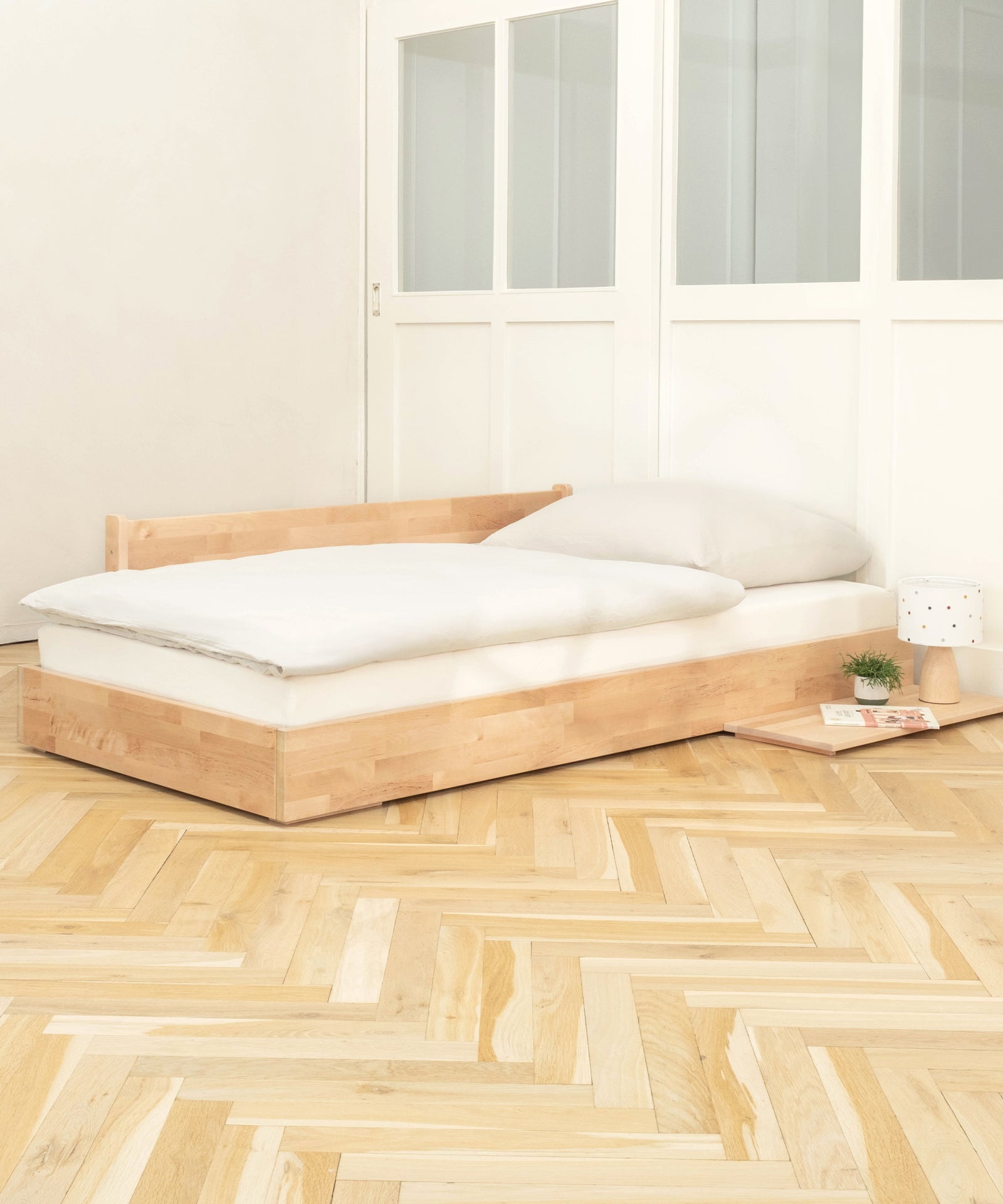 Standard oder tief? Wie du willst!*Das durchdachte Design macht's möglich: Du kannst das Einzelbett ganz nach Belieben bodentief oder in Standardhöhe aufbauen.| Einzelbet Plano Birke Bodentief aufgebaut.