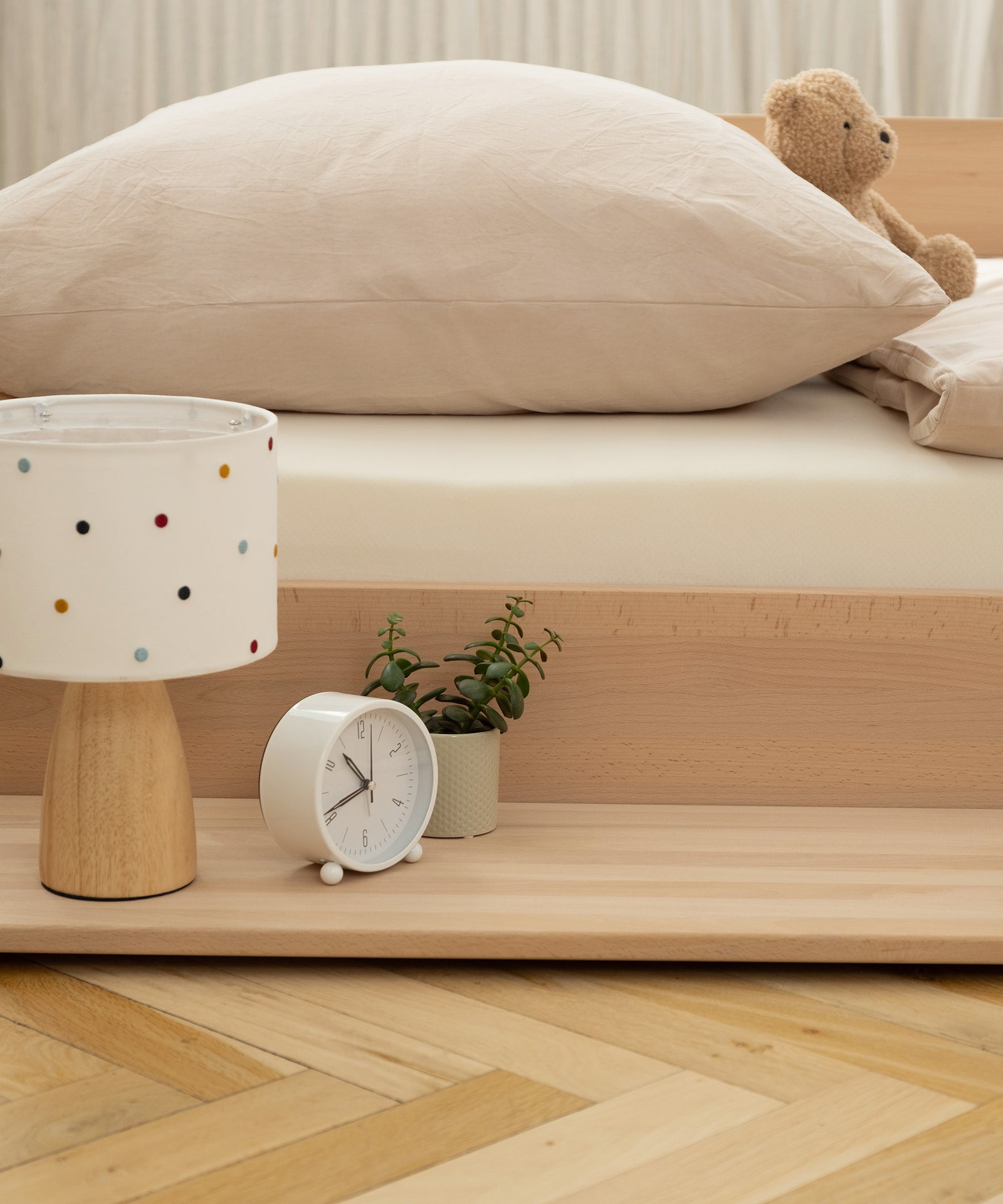 Ideale Ablage neben dem Bodenbett.