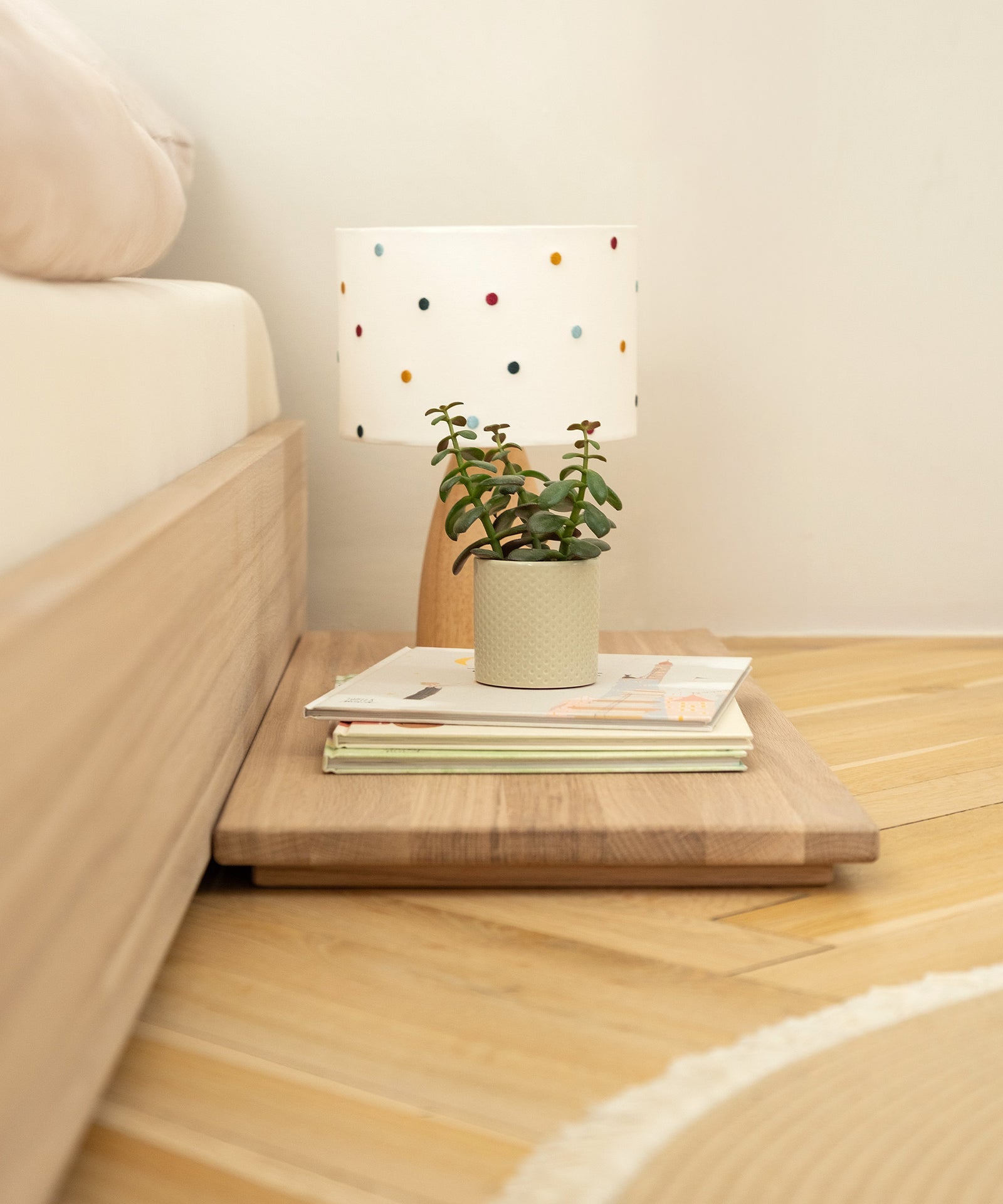 Ideale Ablage neben dem Bodenbett.