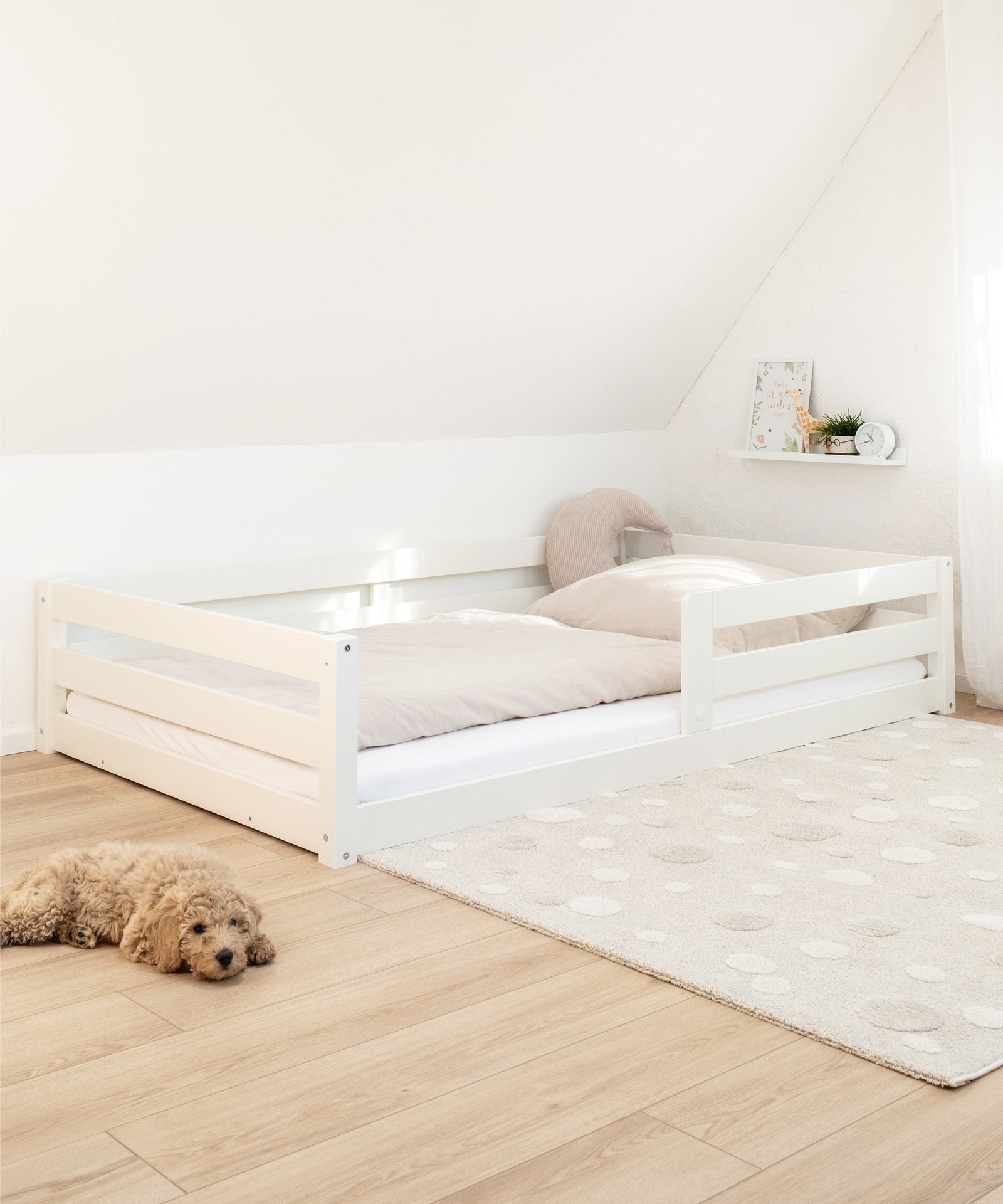 Klares, ästhetischs Design*Das zeitlose Bett passt in jedes Kinderzimmer und fördert nach dem Montessori-Prinzip die Eigenständigkeit deines Kindes.|Bodenbett Sona im Kinderzimmer.