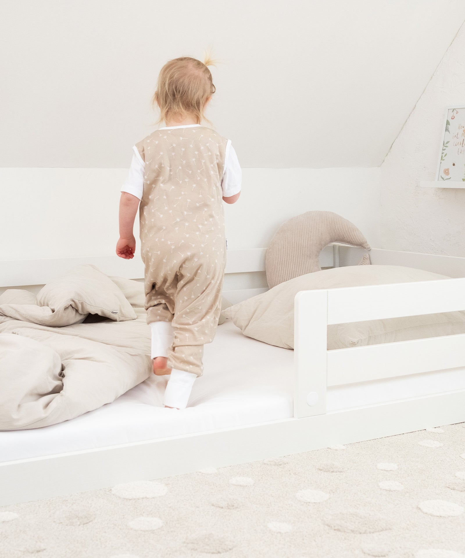 Bodennaher Einstieg*
Dein Kind kann selbstständig und sicher ein- und aussteigen. Trotz bodennaher Liegefläche wird die Matratze optimal belüftet.|Kind läuft in Bodenbett mit bodennahem Einstieg.