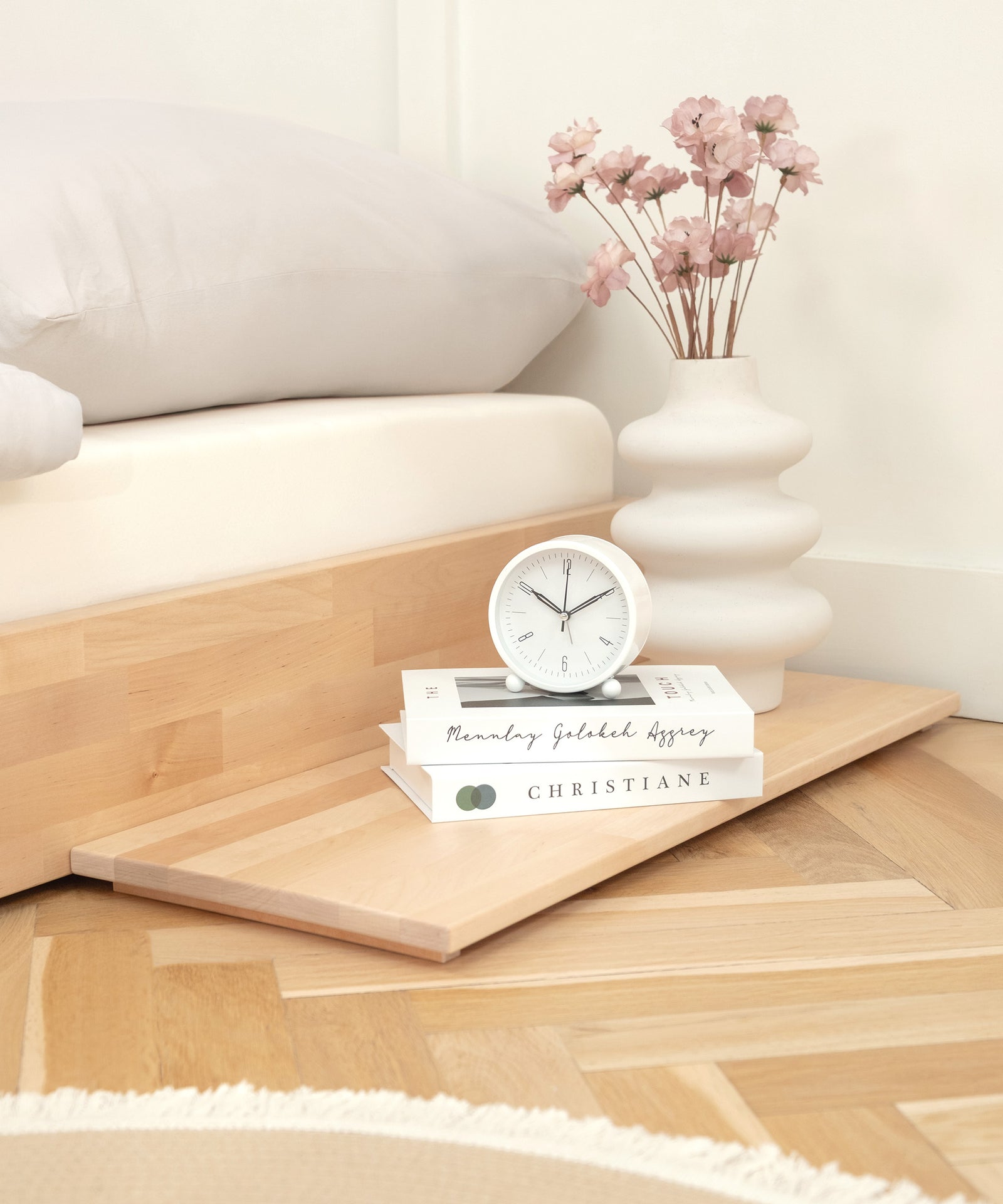 Ideale Ablage neben dem Bodenbett Plano Birke.