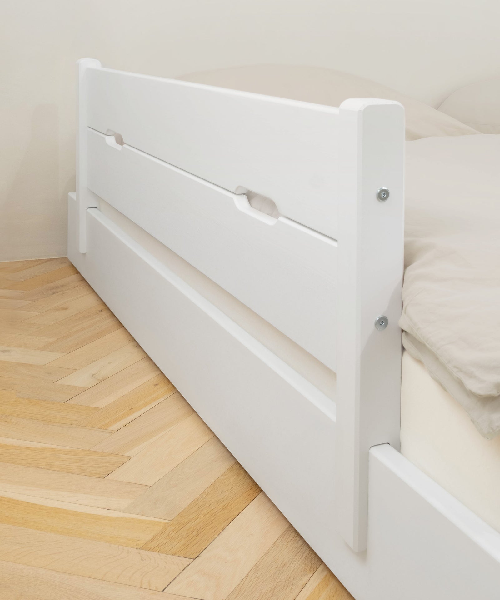 Optimaler Rausfallschutz für das Bodenbett in Weiß.