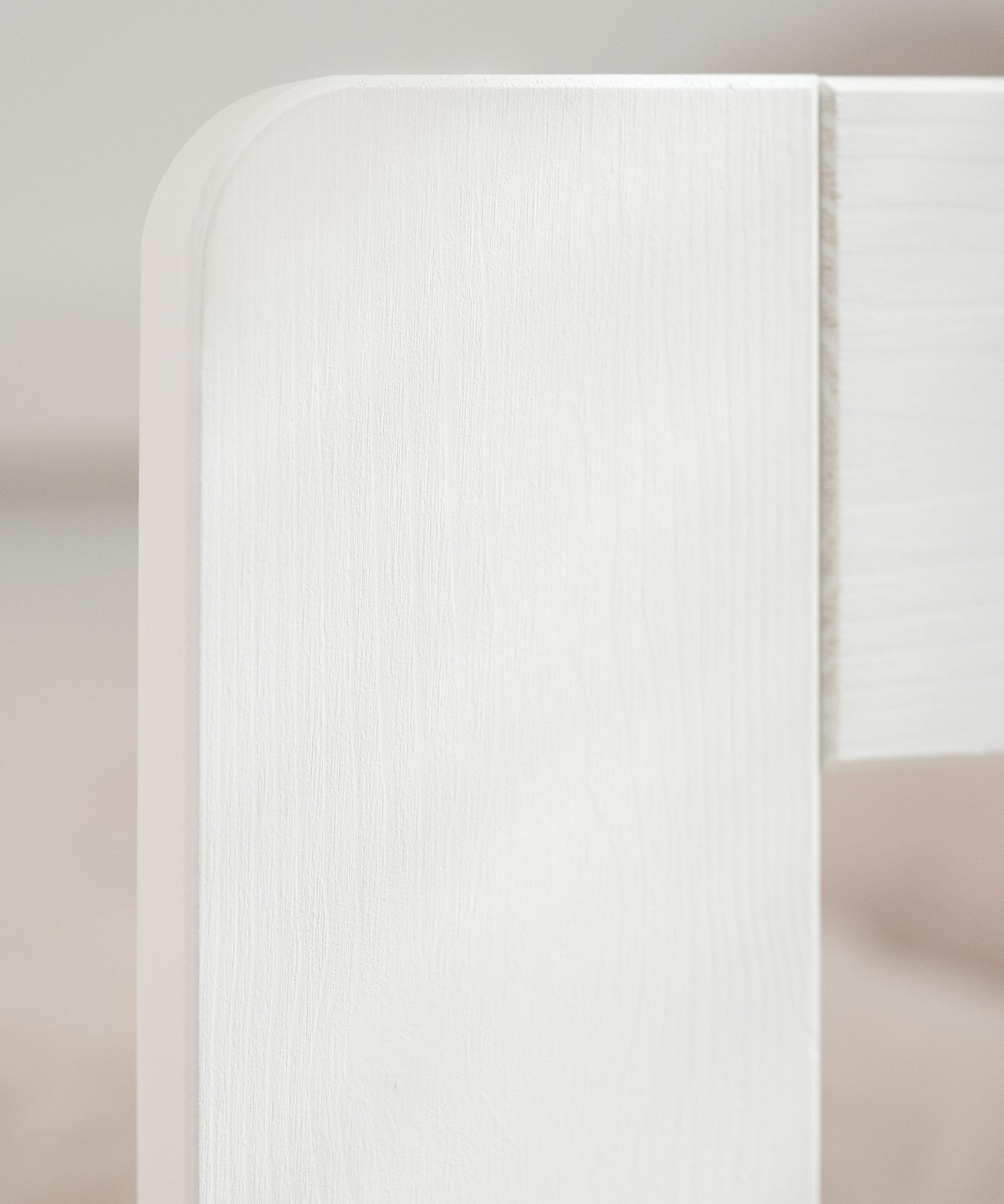 Nachhaltiges Kiefernholz*
Unser Bodenbett wird aus FSC-zertifiziertem, nachhaltigem Kiefernholz unter fairen Arbeitsbedingungen gefertigt.|Nahaufnahme Bodenbett Sona Weiß.