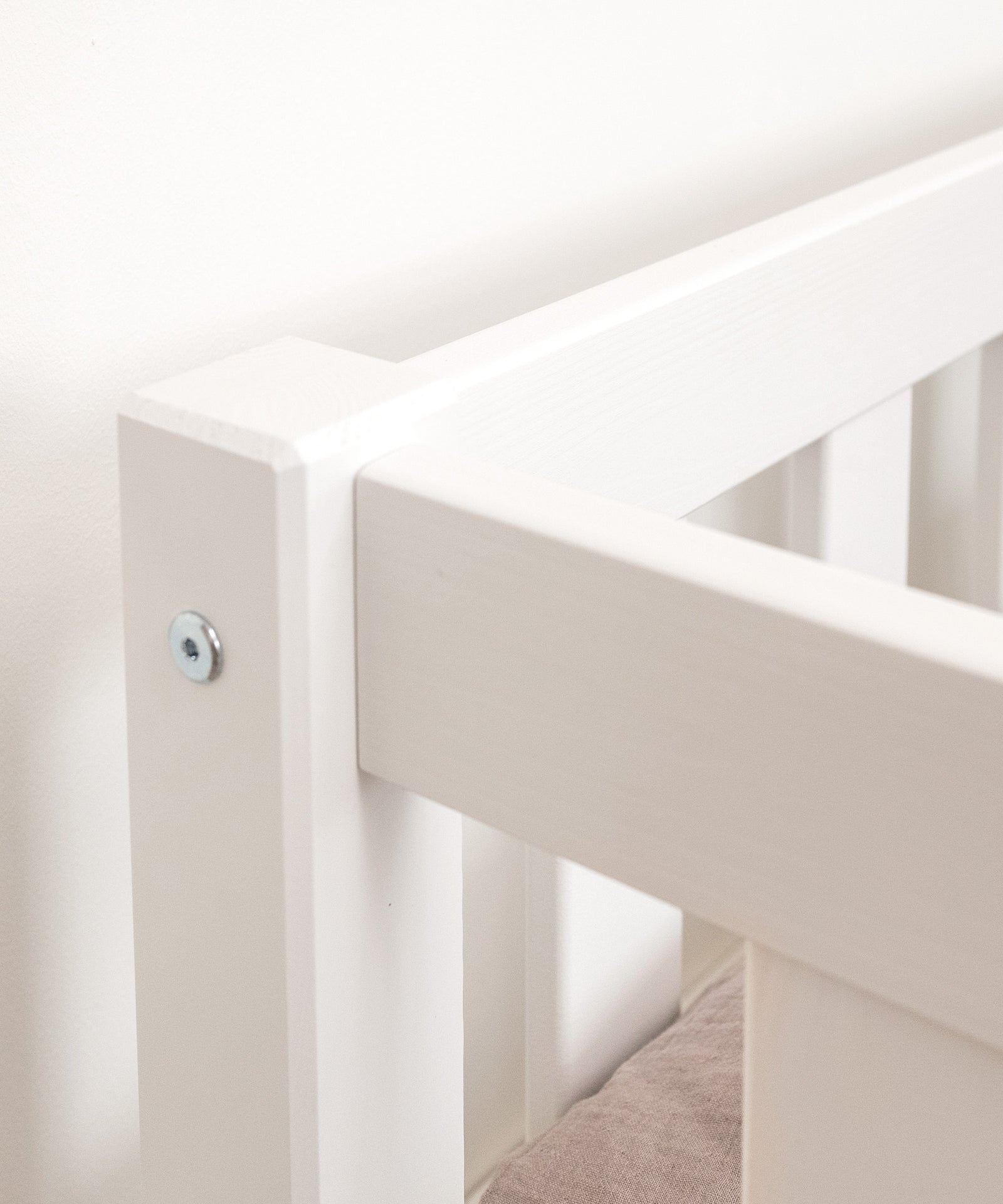 Nahaufnahme Bodenbett Kiefer weiß lackiert.