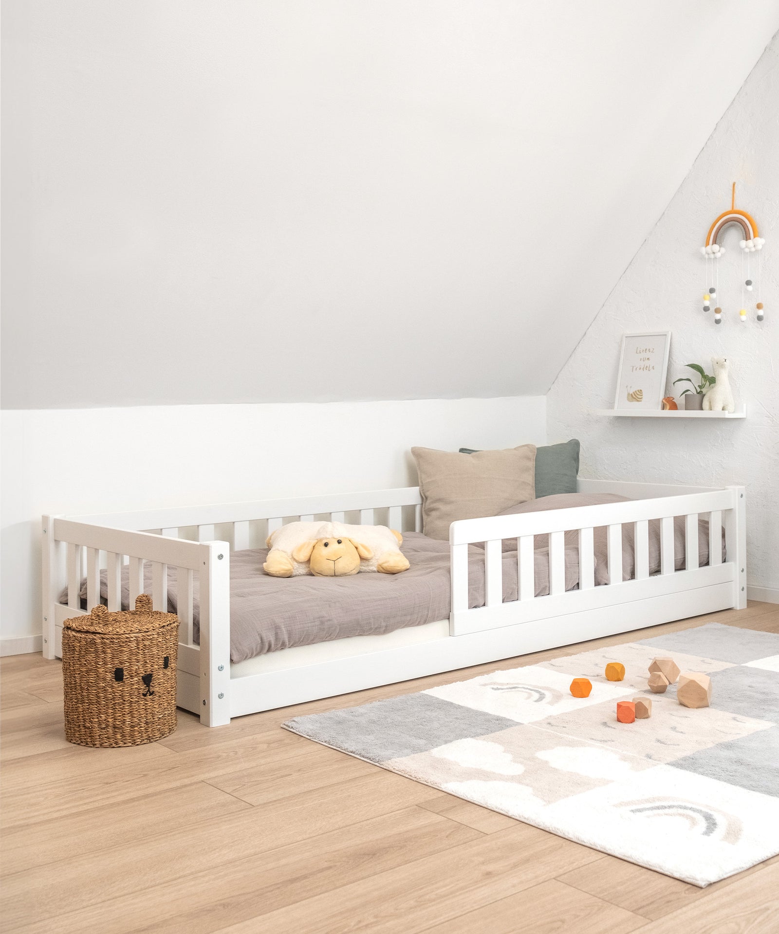 Flexibler Rausfallschutz*Der Rausfallschutz bietet deinem Kind Sicherheit. Er lässt sich beidseitig montieren und bei Bedarf auch ganz abnehmen.|Bodenbett Kiefer Weiß in Kinderzimmer.