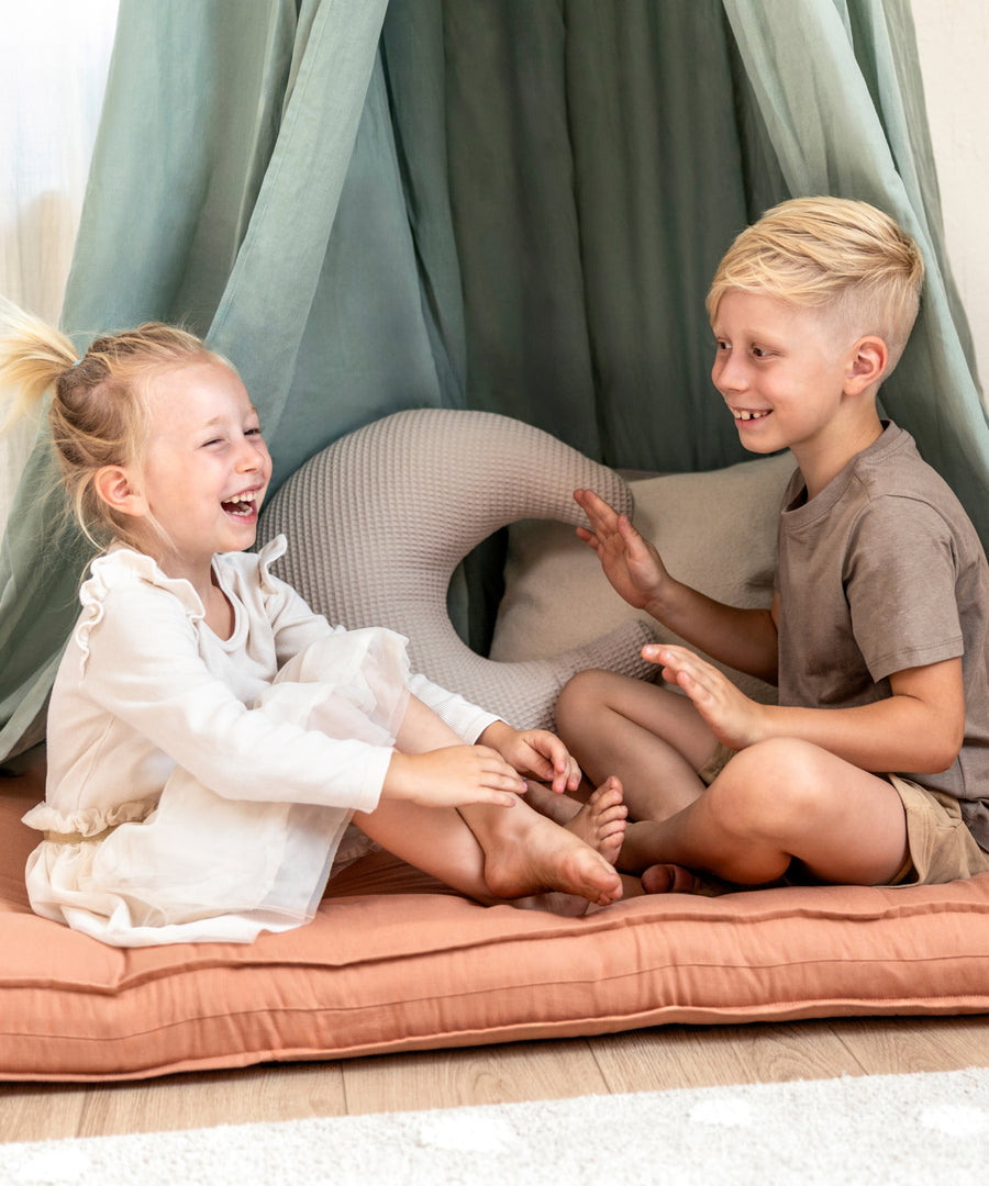 Weiche Bodenmatratze als gemütlicher Spielhöhle zum Kuscheln und Ausruhen im Kinderzimmer