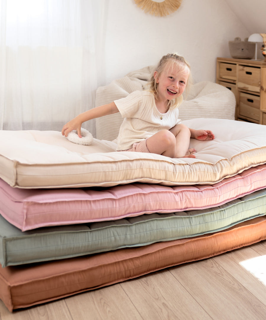Bodenmatratze in Beige, Jade, Zimt und Rosé – vier harmonische Farben fürs Kinderzimmer.