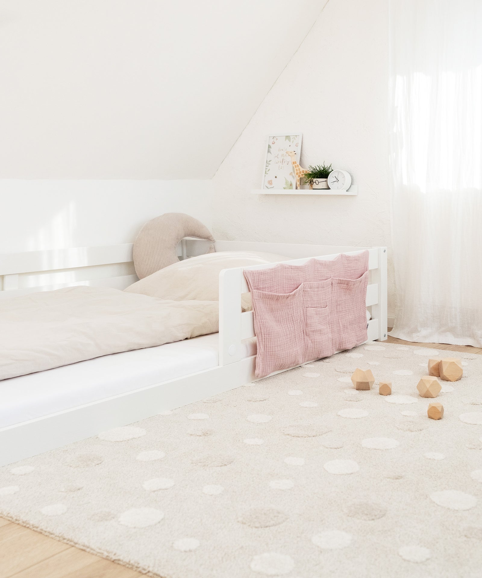 Bodenbett Sona mit Bett Organizer und Balanciersteinen im Kinderzimmer.