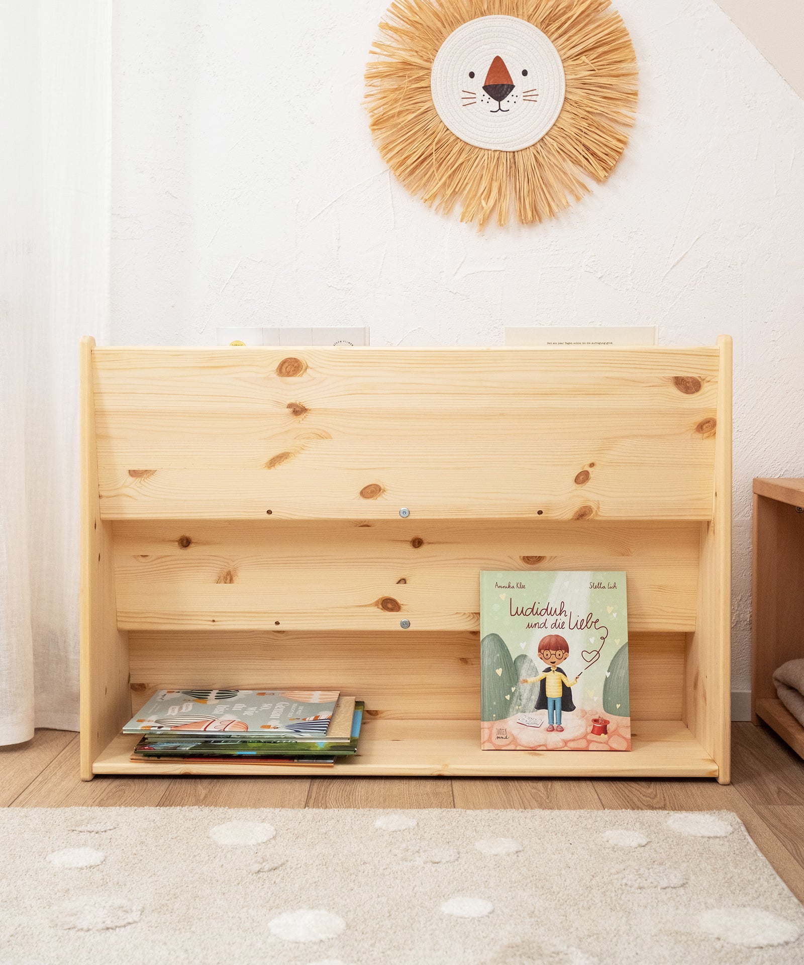 Rückseite mit extra Stauraum*Das Stufenregal bietet neben den vorderen 3 Fächern zusätzlichen Stauraum auf der Rückseite für nicht verwendete Bücher und Spielzeug.|Bücherregal Kiefer von hinten mit Stauraum.