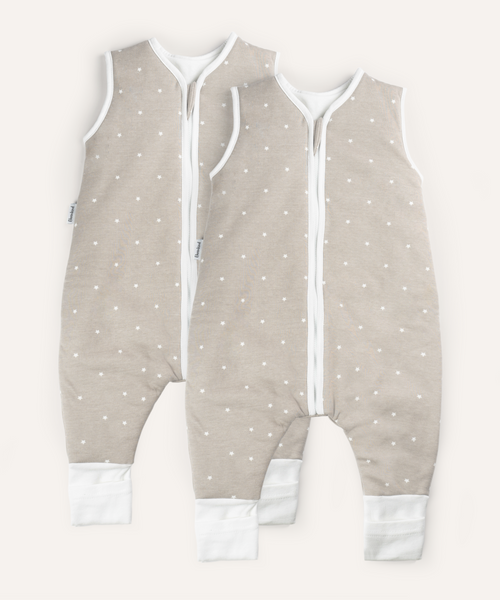 2er Bundle Ehrenkind Ganzjahresschlafsack mit Beinen in Taupe mit weißen Sternen.